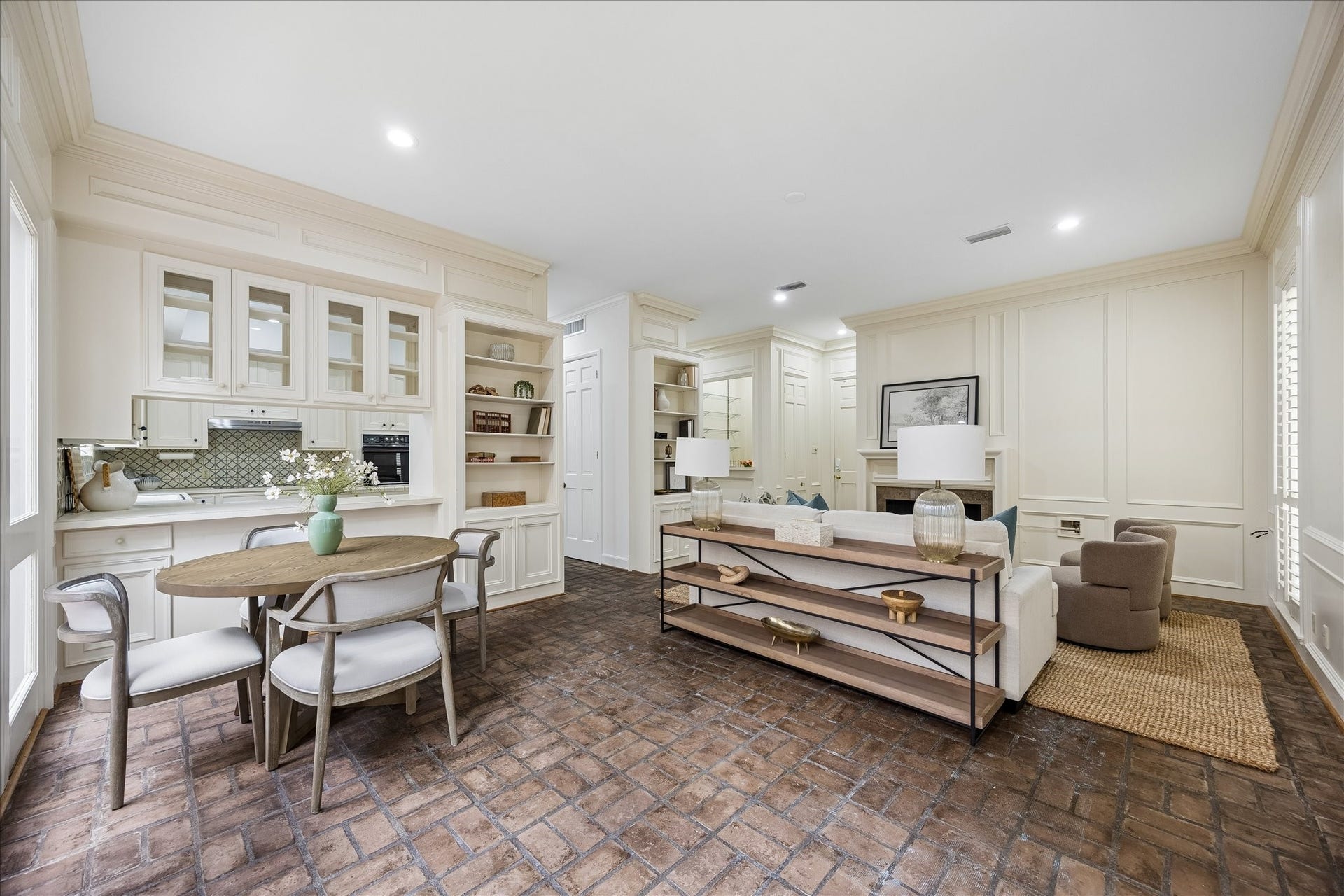 1422 Nantucket Drive, #C, Houston, TX 77057 Family room opens to the casual dining area and kitchen, with direct access to the back patio.