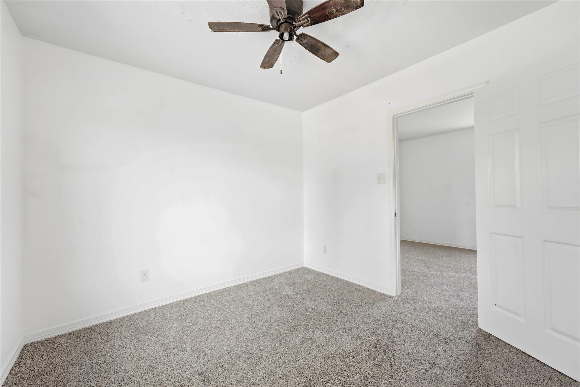 1141 Frankie Street, Houston, TX 77015 Spacious bedoom