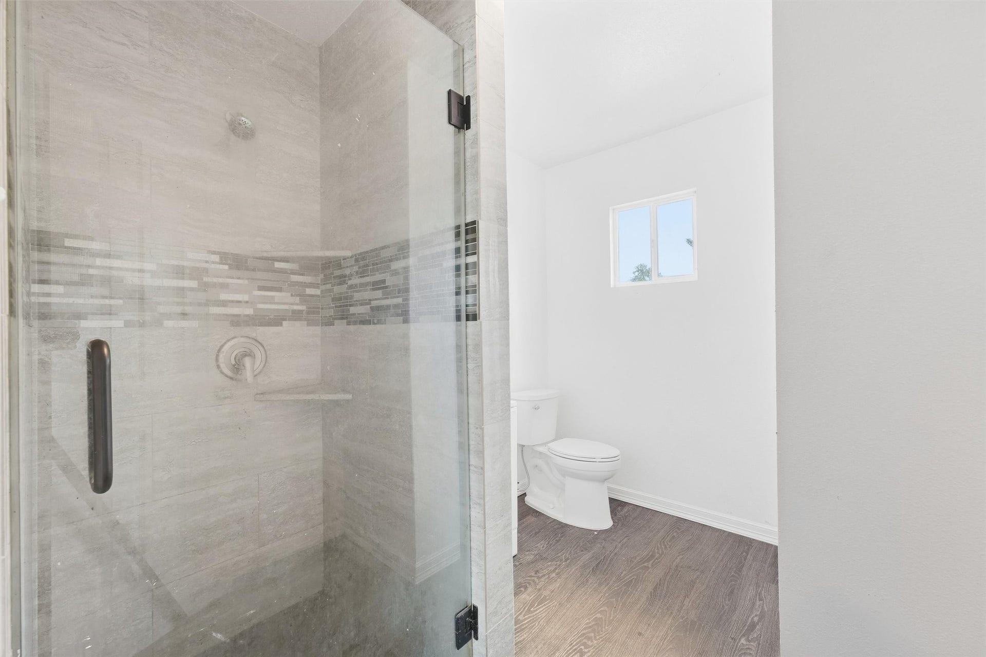 1141 Frankie Street, Houston, TX 77015 Unit 2 - full bathroom