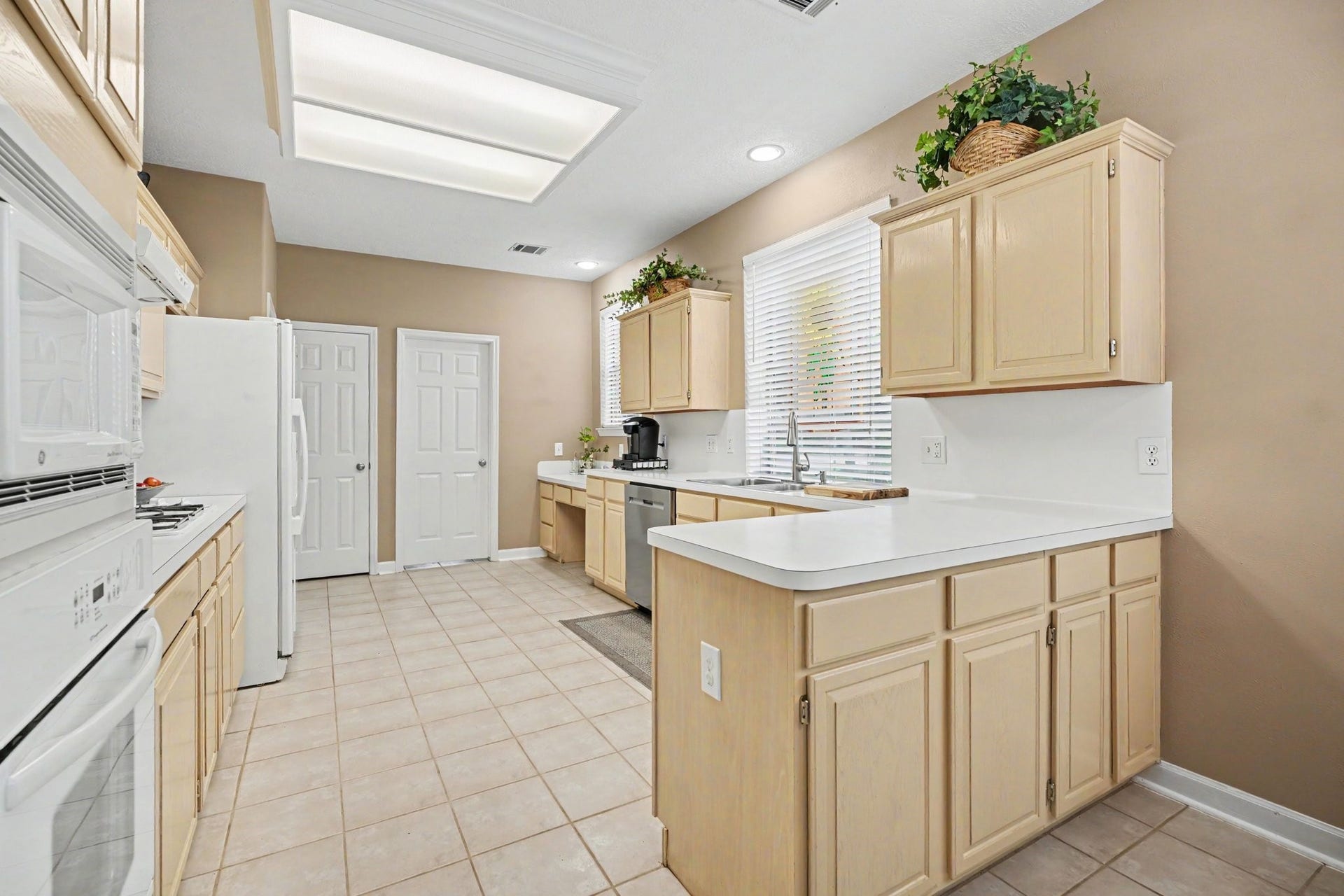 2123 Autumn Cove Drive, League City, TX 77573 Kitchen with ample cabinet and counter space.