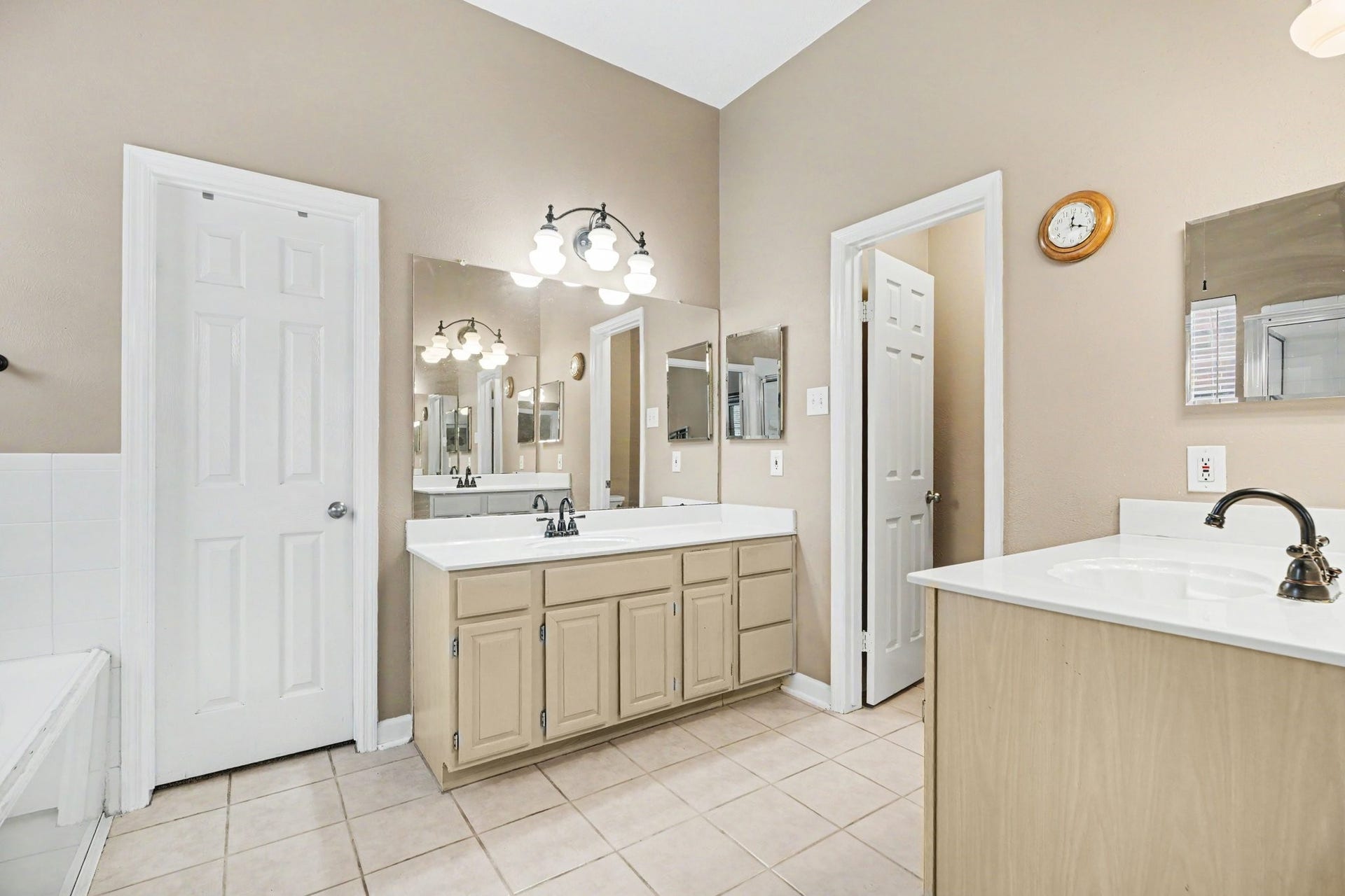 2123 Autumn Cove Drive, League City, TX 77573 Primary bathroom with two separate sink areas