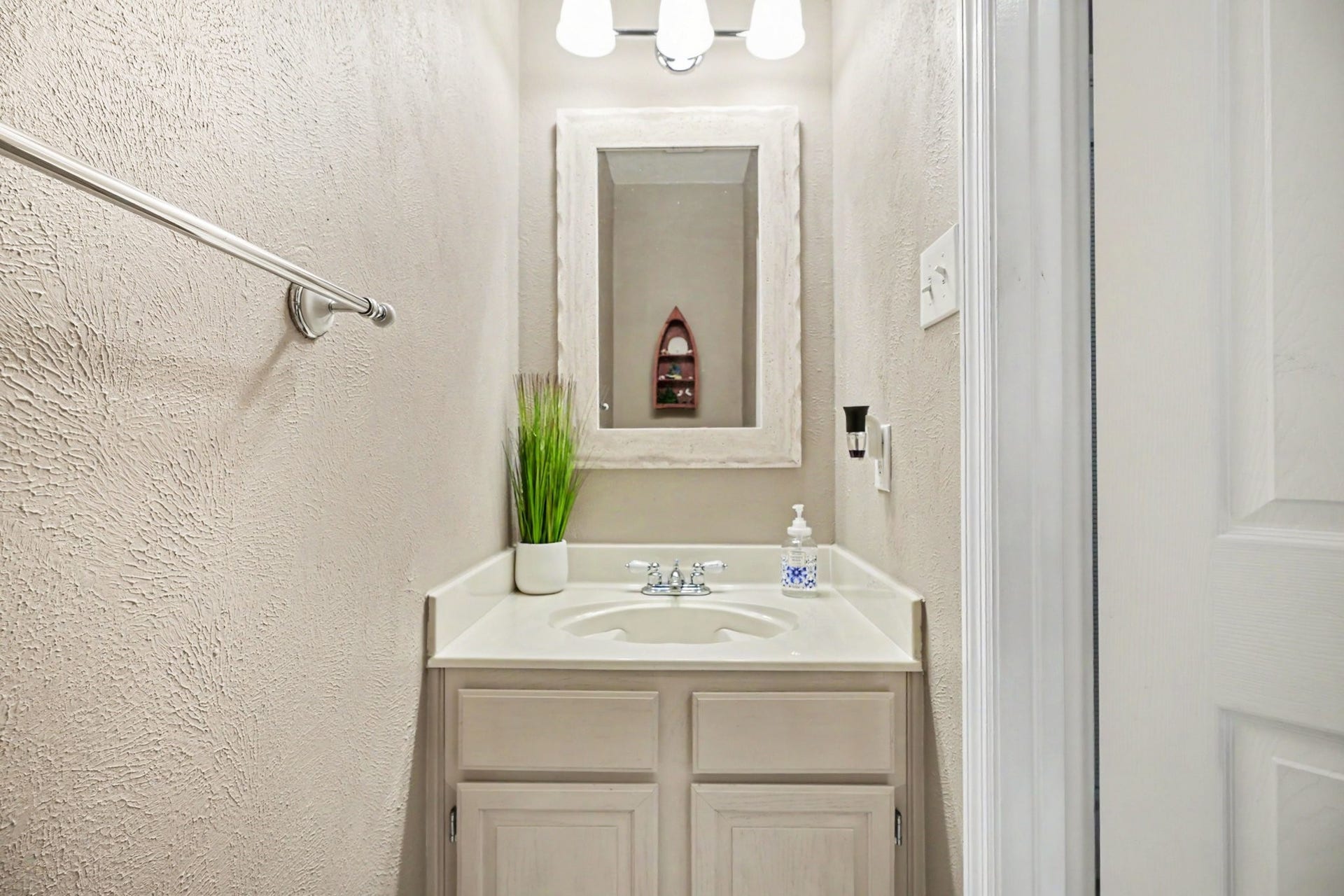 2123 Autumn Cove Drive, League City, TX 77573 Powder bath downstairs