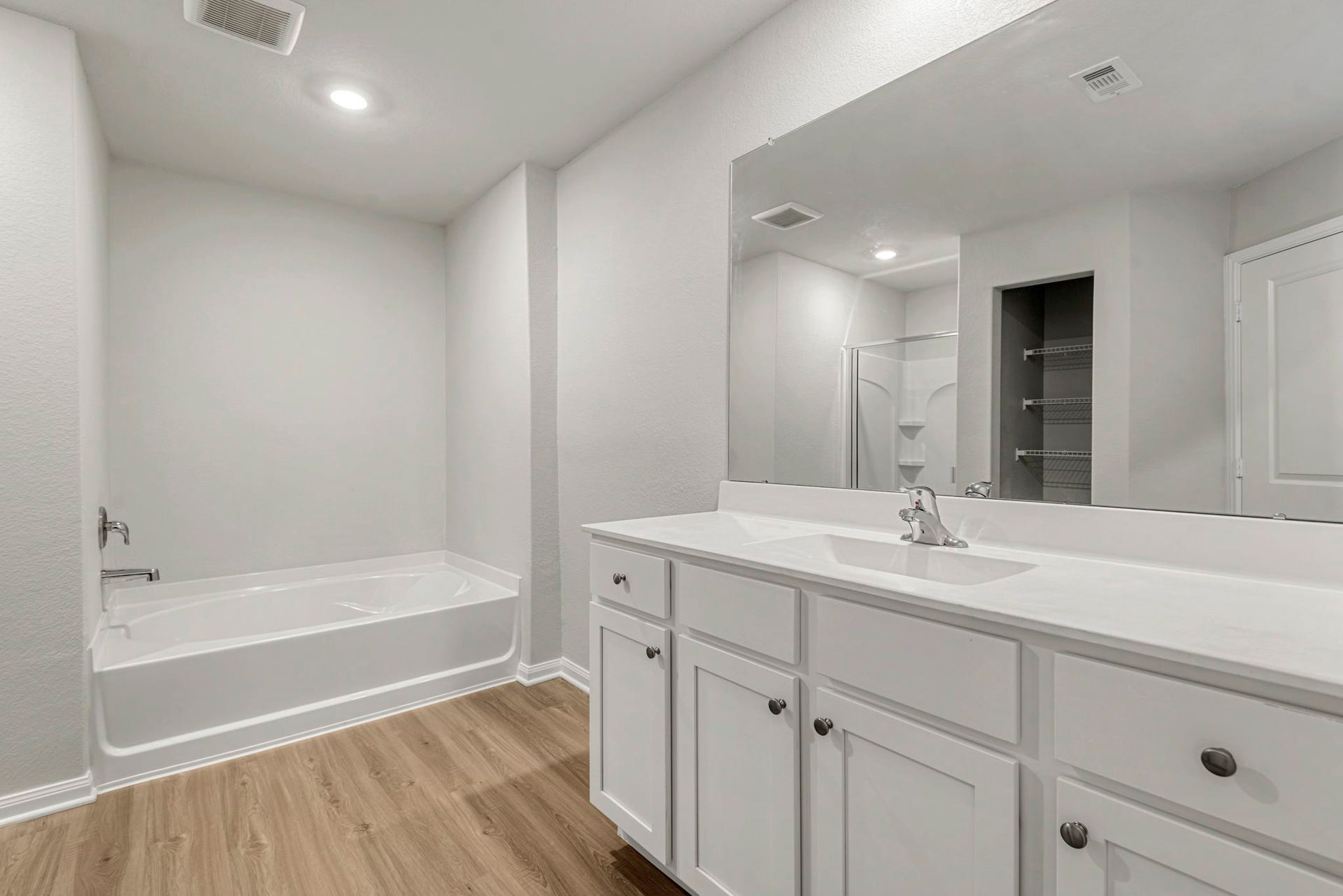 6418 Winter Elm Street, Houston, TX 77048 Luxurious primary bathroom with a soaking tub.