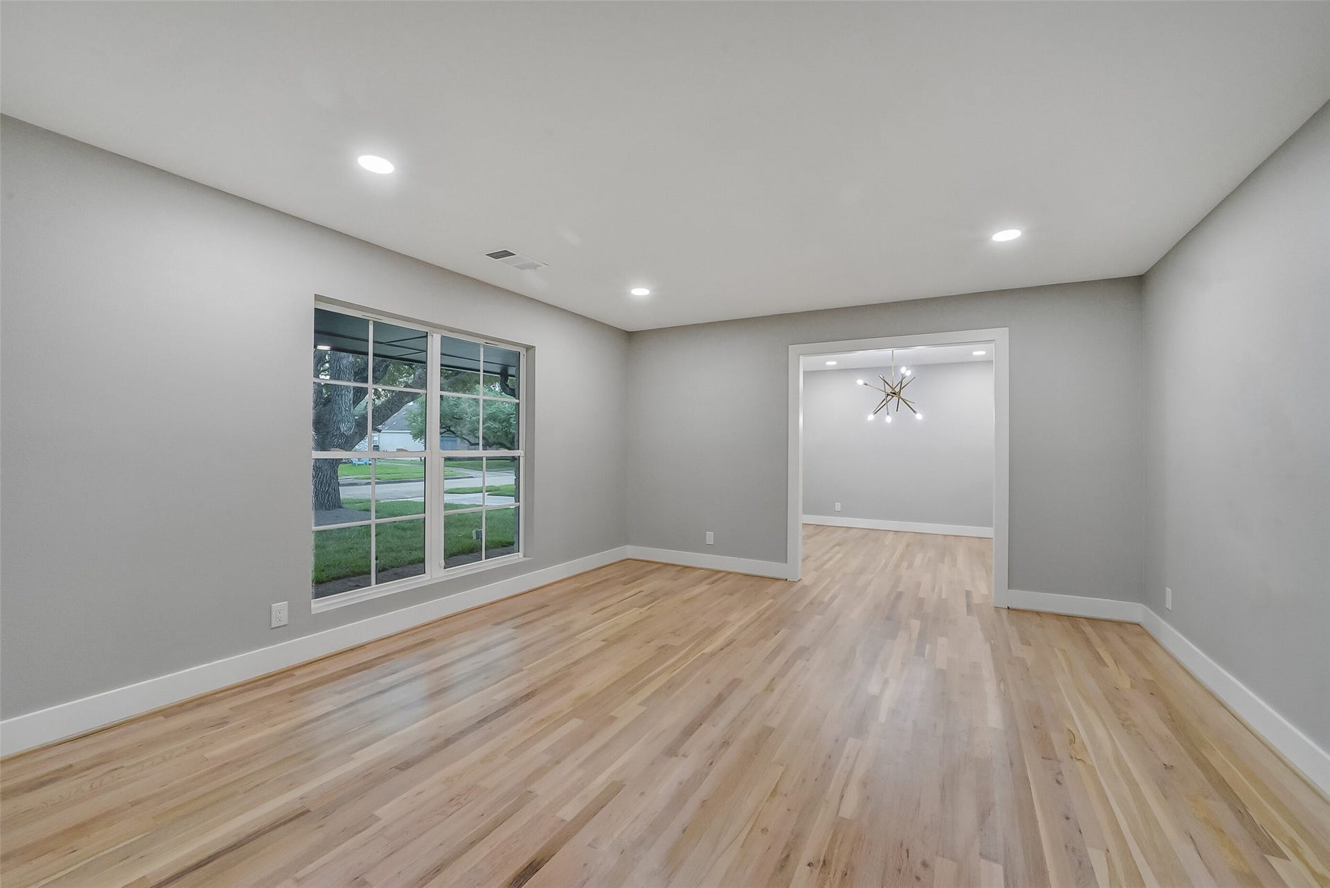5318 Queensloch Drive, Houston, TX 77096 A spacious sitting room/den with abundant natural light.