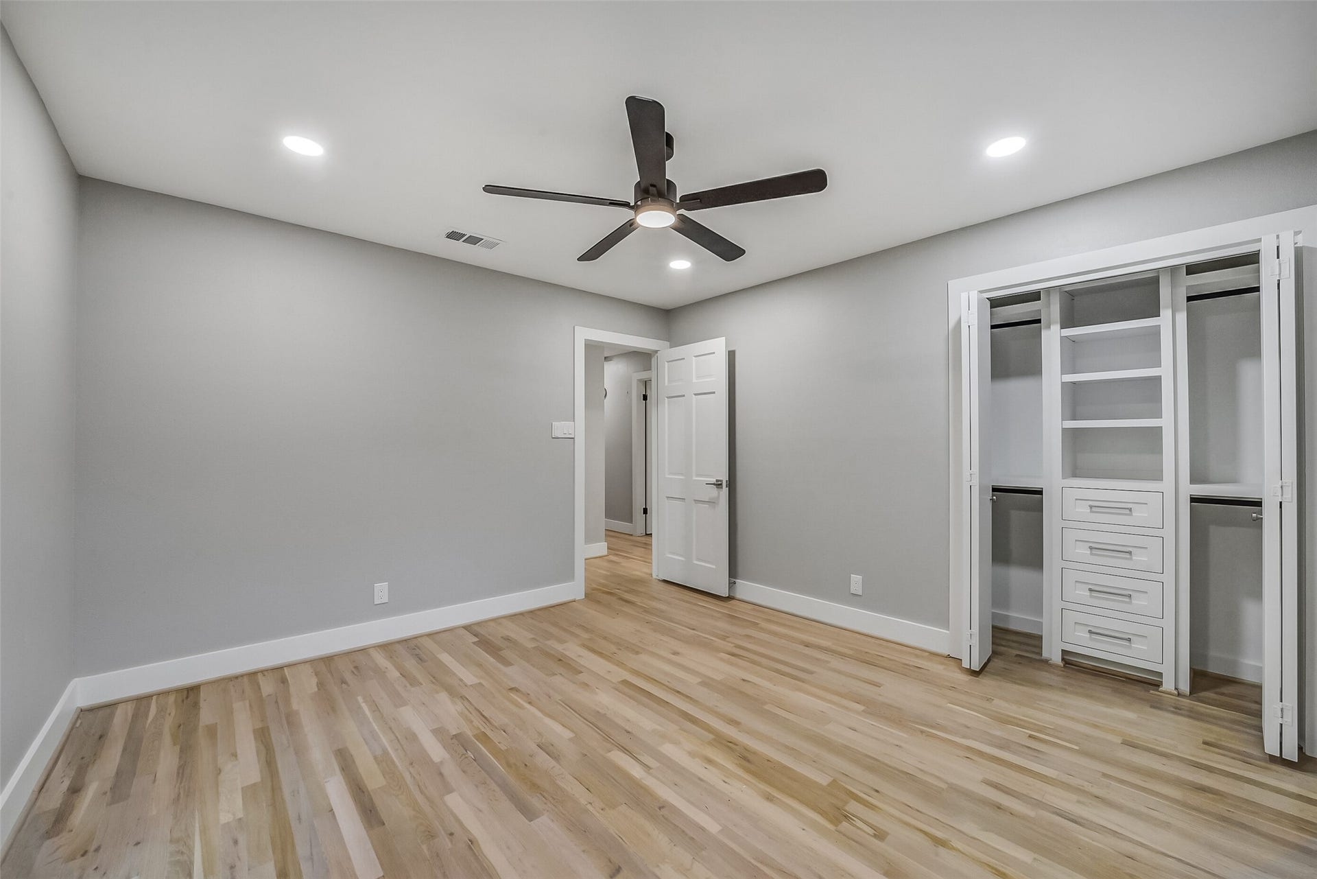 5318 Queensloch Drive, Houston, TX 77096 3rd bedroom with customer closet.