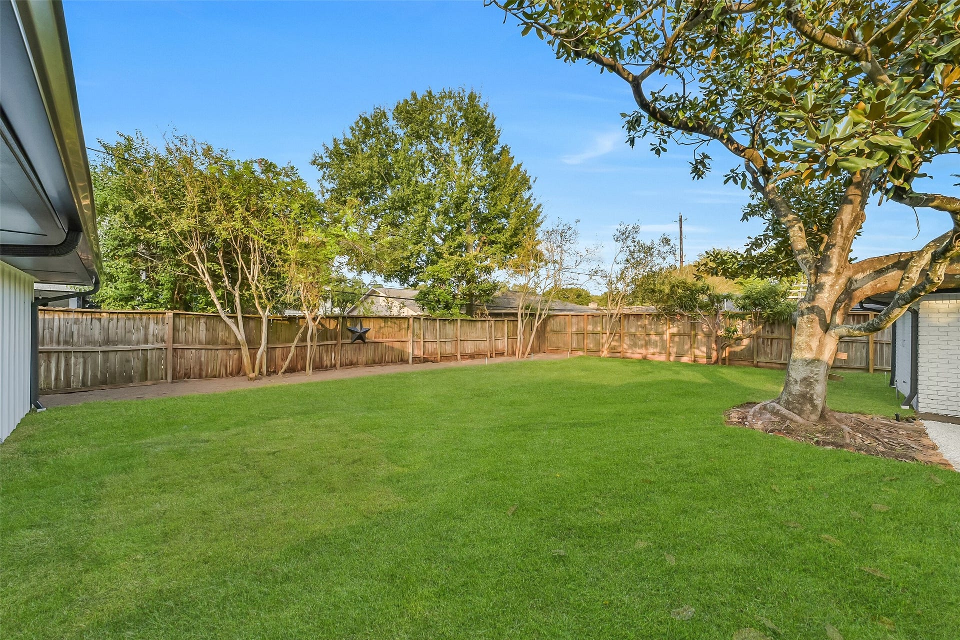 5318 Queensloch Drive, Houston, TX 77096 A large, open backyard with a spacious grassy lawn and plenty of room to create a customized outdoor entertaining area. There is ample space to add a pool or garden while keeping plenty of open lawn.