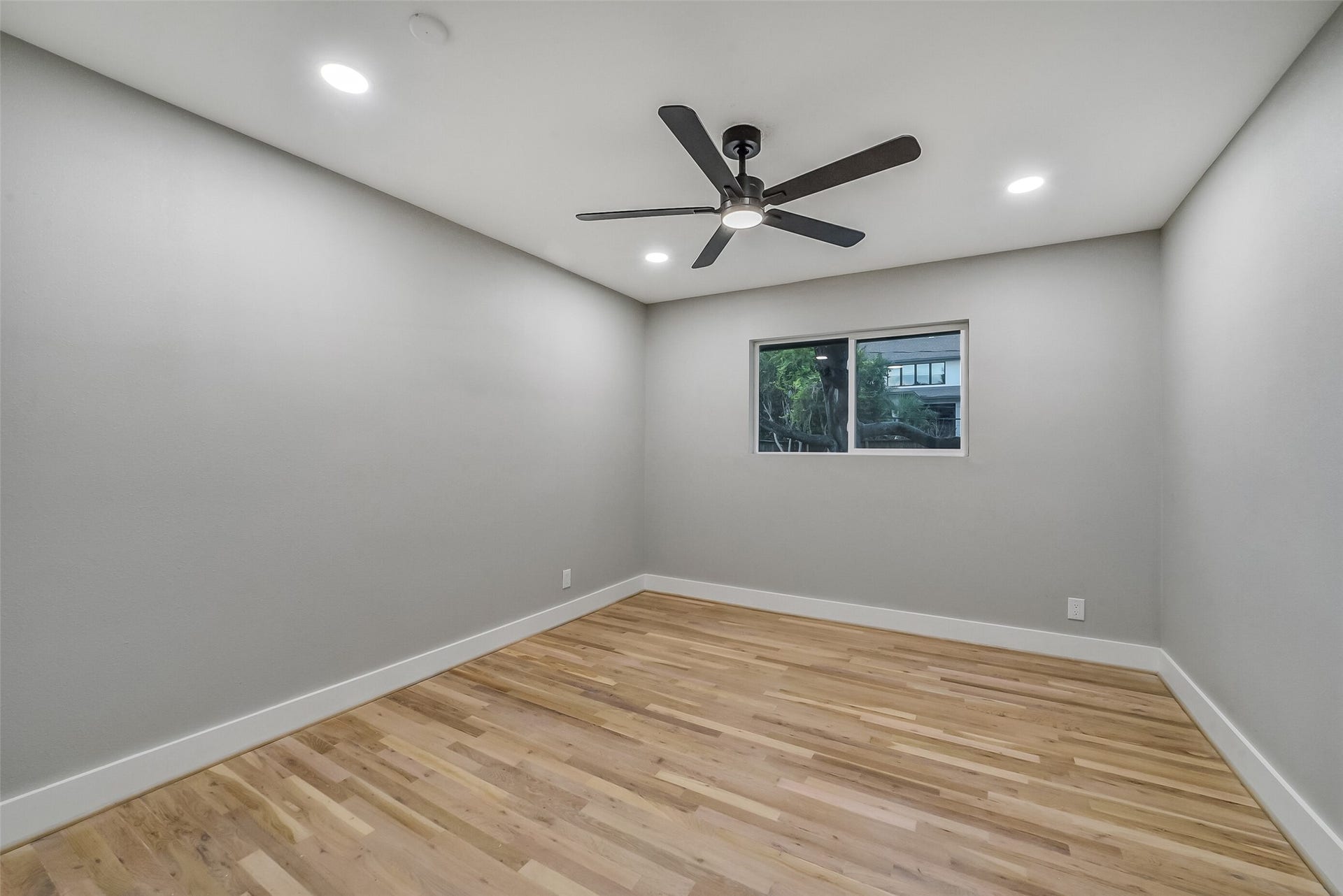 5318 Queensloch Drive, Houston, TX 77096 Secondary bedroom.