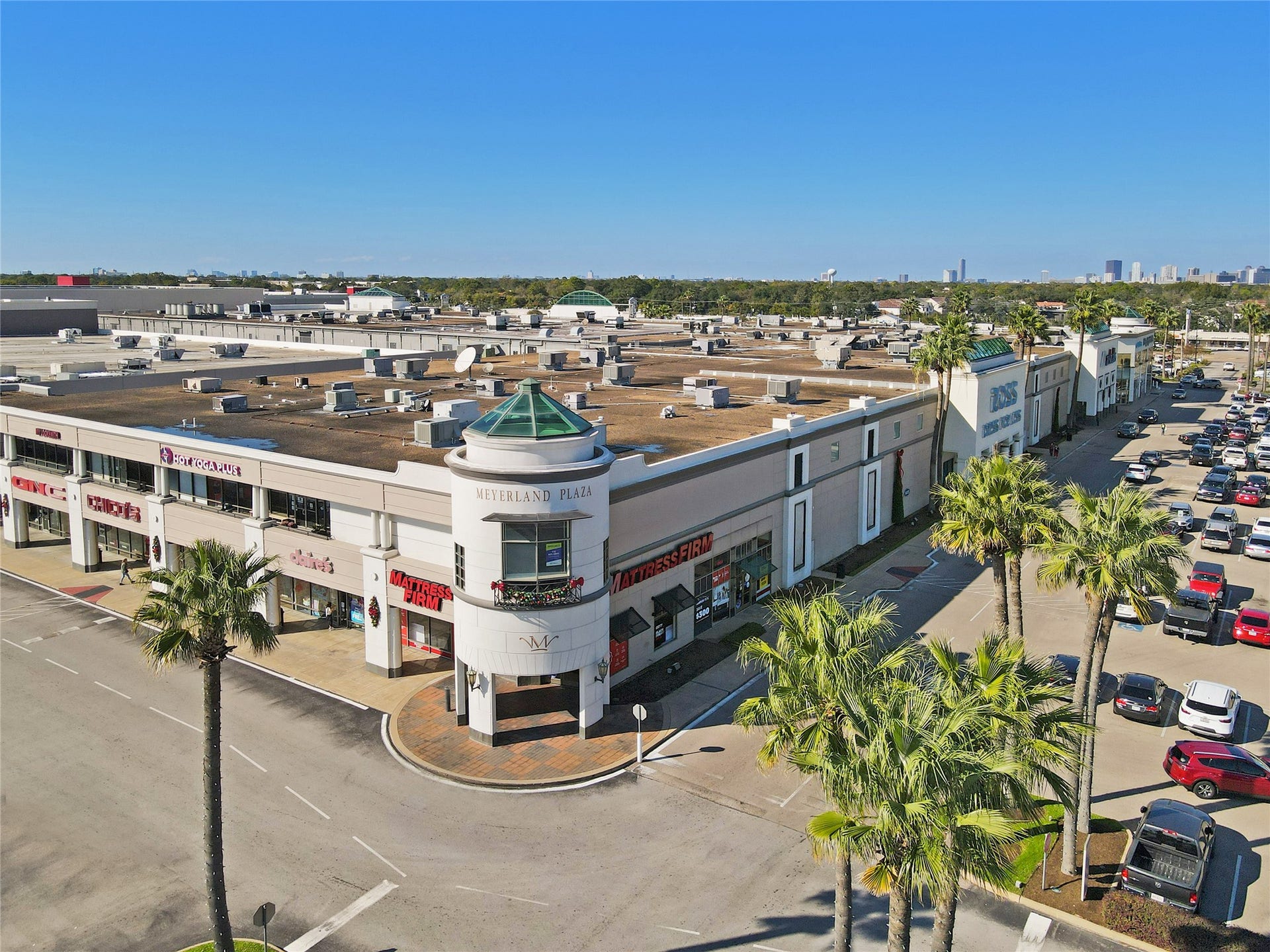 5318 Queensloch Drive, Houston, TX 77096 The best of Meyerland shopping!
