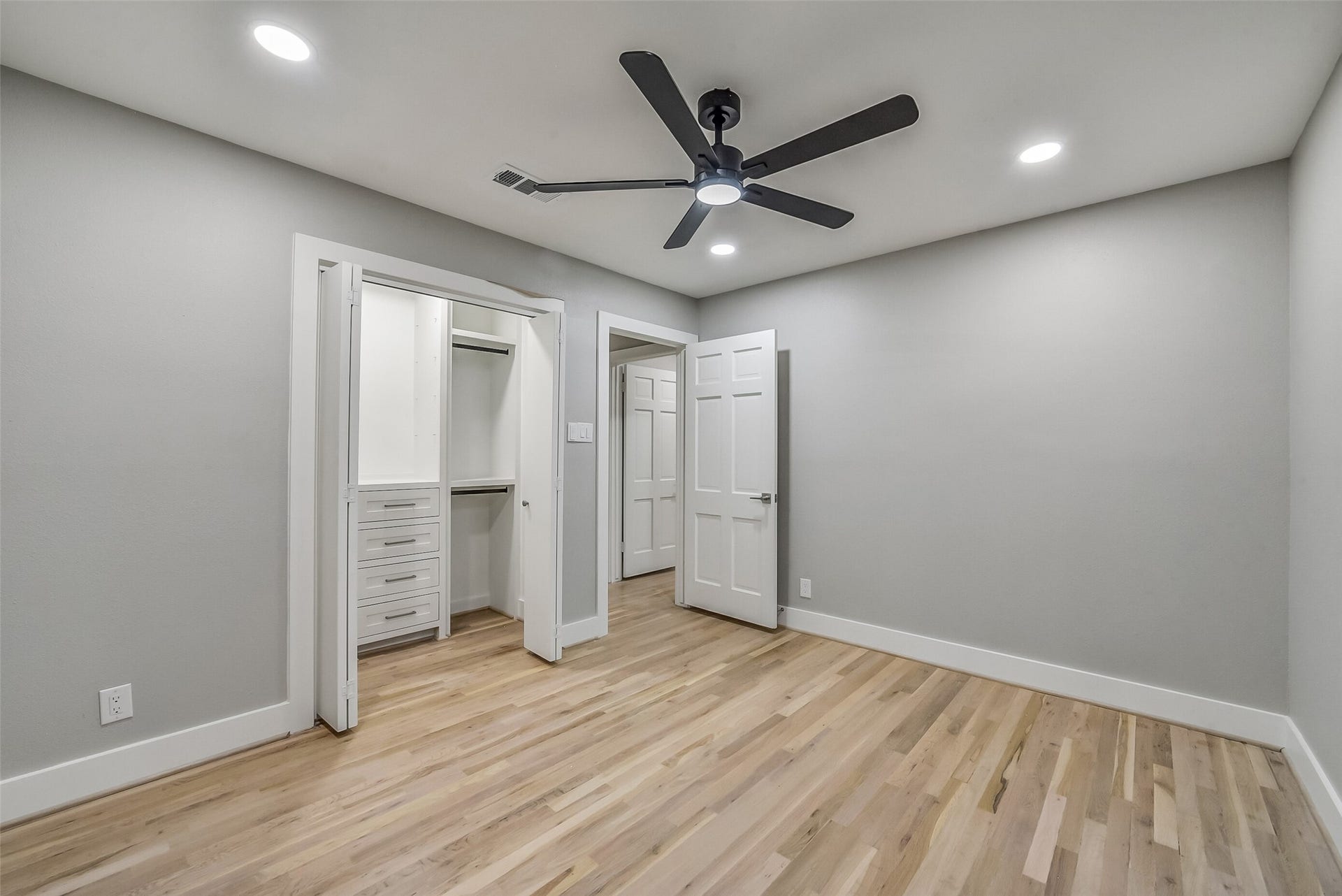 5318 Queensloch Drive, Houston, TX 77096 Secondary bedroom.