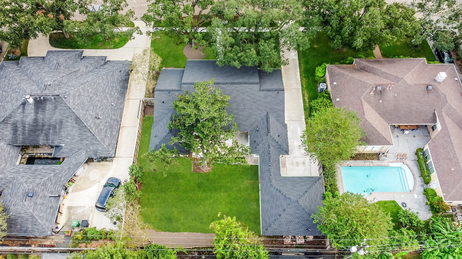 5318 Queensloch Drive, Houston, TX 77096 5318 Queensloch sits on a 10,320 square foot lot, offering multiple options for recreational use!