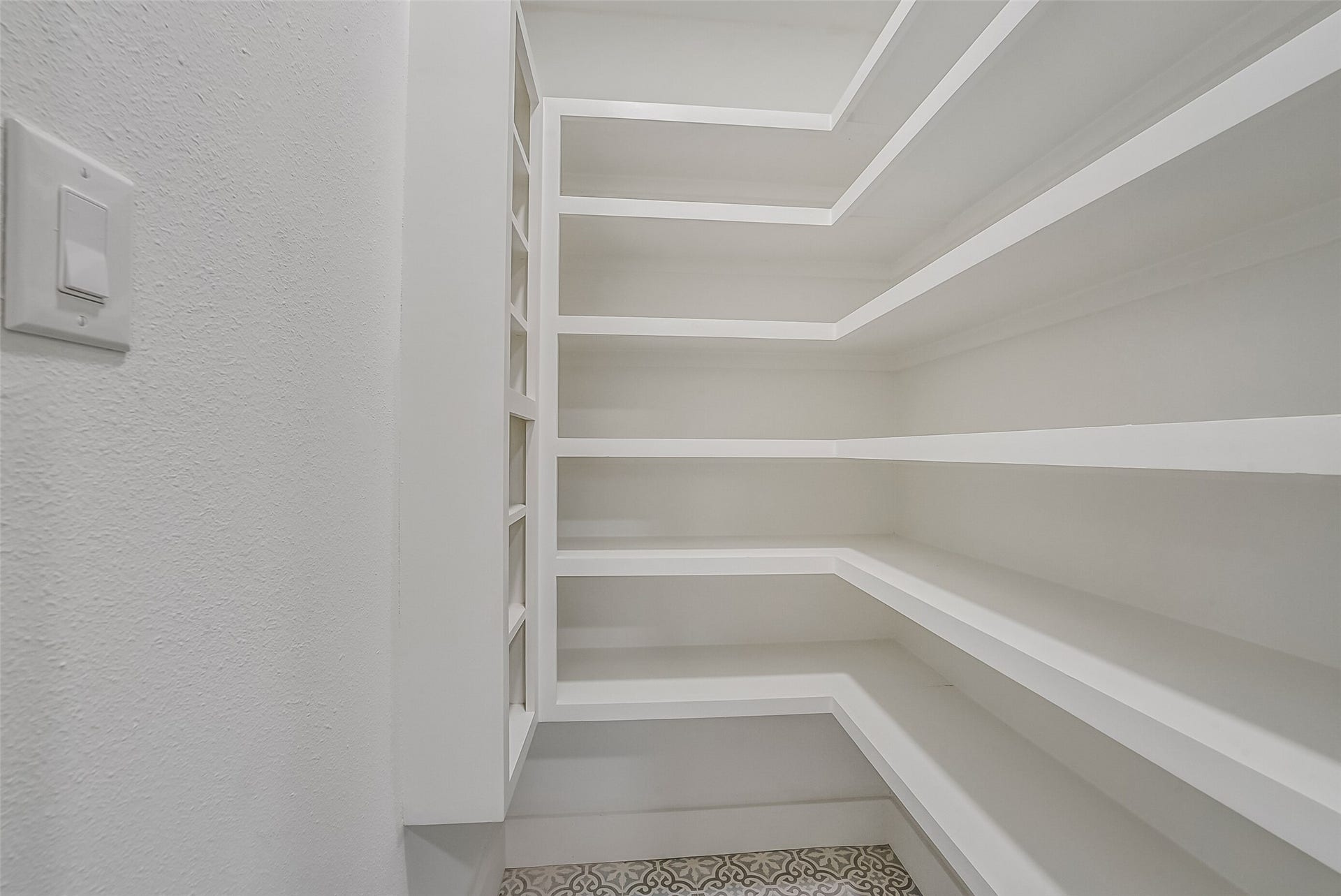 5318 Queensloch Drive, Houston, TX 77096 Ample storage in the walk-in pantry.
