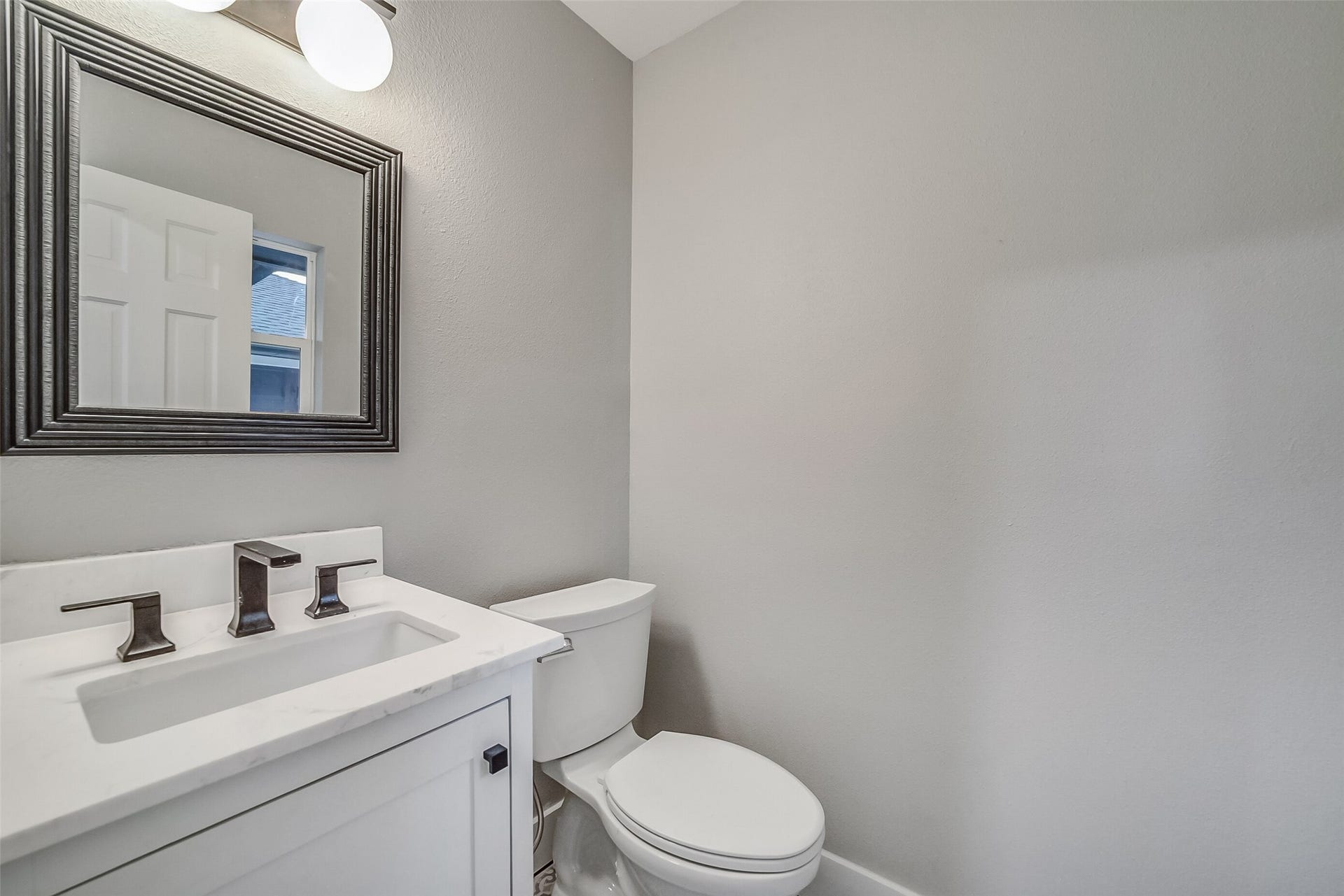 5318 Queensloch Drive, Houston, TX 77096 Conveniently located half bath.