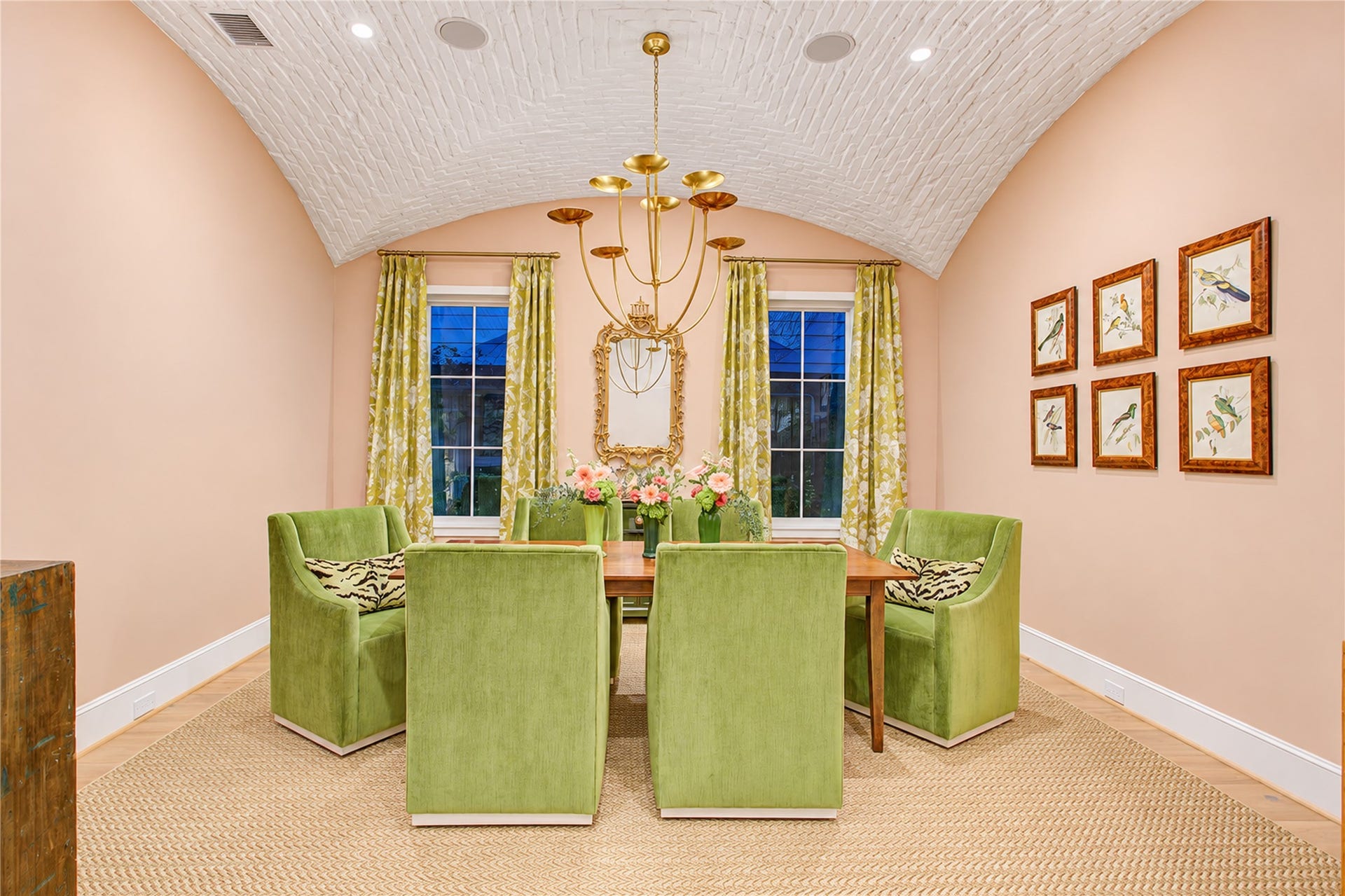 2215 North Boulevard, Houston, TX 77098 Soft blush walls and wide-plank white oak floors create a refined, effortlessly elegant dining setting.