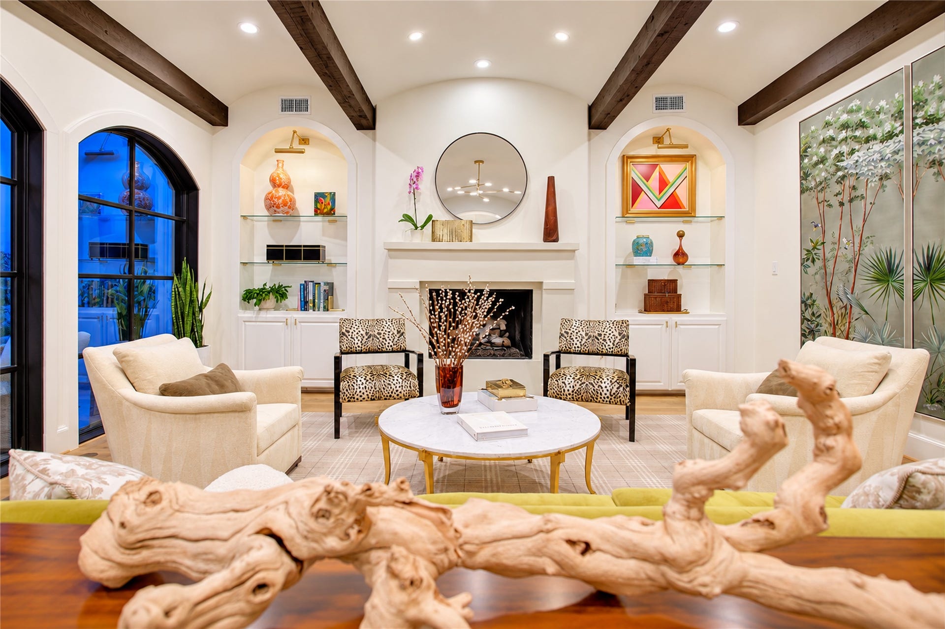 2215 North Boulevard, Houston, TX 77098 Soft neutral walls and an open-concept layout create a sophisticated setting for relaxed living and effortless entertaining.
