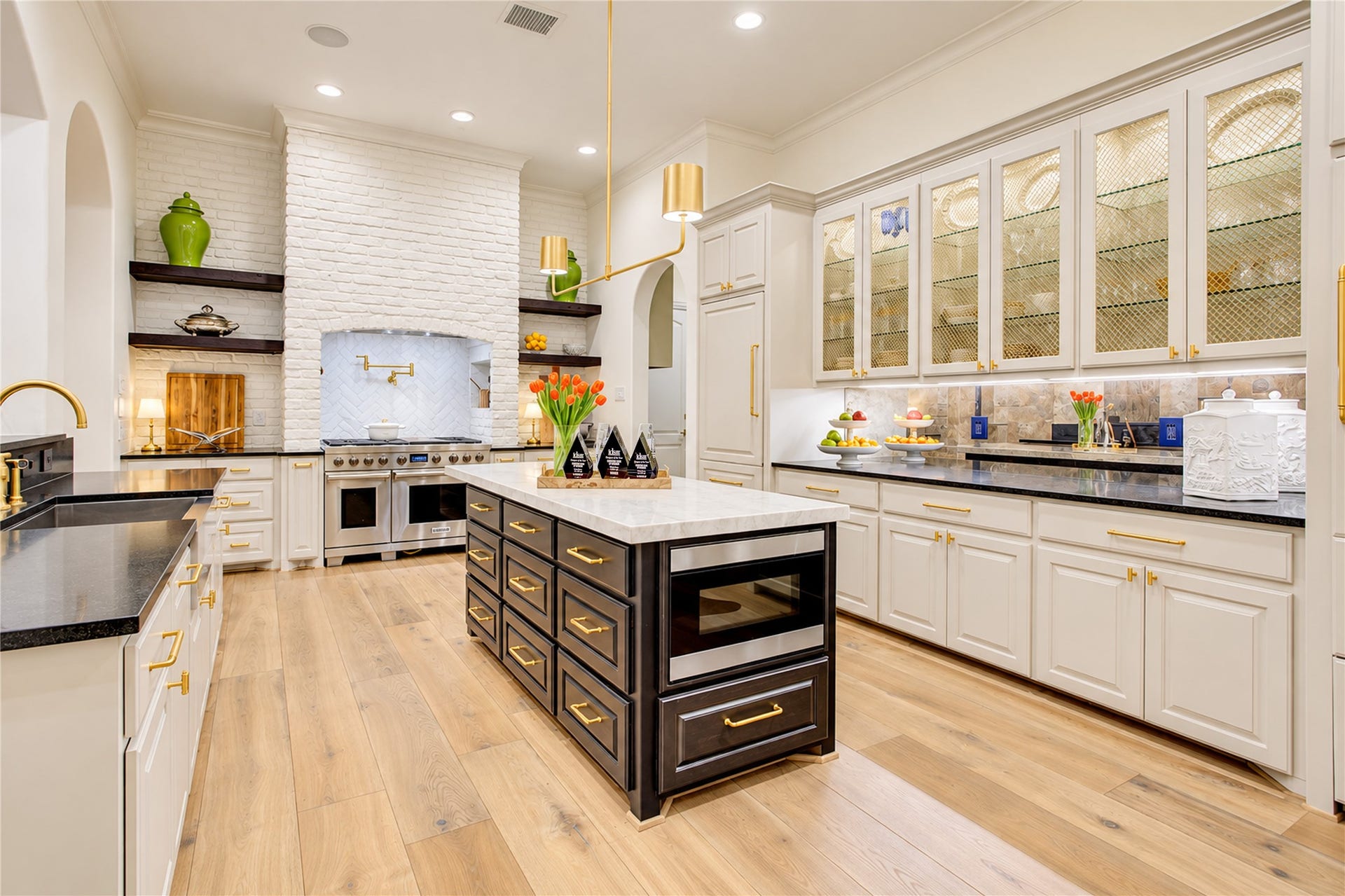 2215 North Boulevard, Houston, TX 77098 A stunning Taj Mahal quartzite island offers generous seating and convenient storage in this thoughtfully designed kitchen.