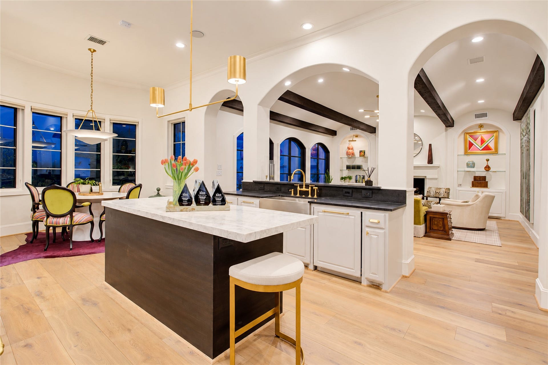 2215 North Boulevard, Houston, TX 77098 11-foot ceilings and wide-plank white oak floors enhance the kitchens open flow into the breakfast and living rooms.