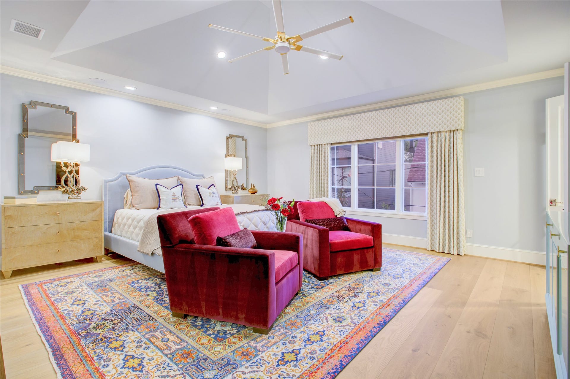 2215 North Boulevard, Houston, TX 77098 A vaulted 12-foot ceiling crowns the primary suite, with recessed reading lights and ample room for a spacious sitting area.