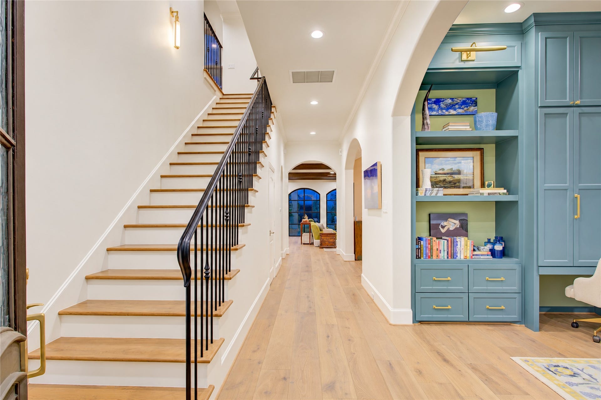 2215 North Boulevard, Houston, TX 77098 Refined detailing defines this staircase, showcasing hardwood treads, a lambs tongue handrail, and classic iron balusters.