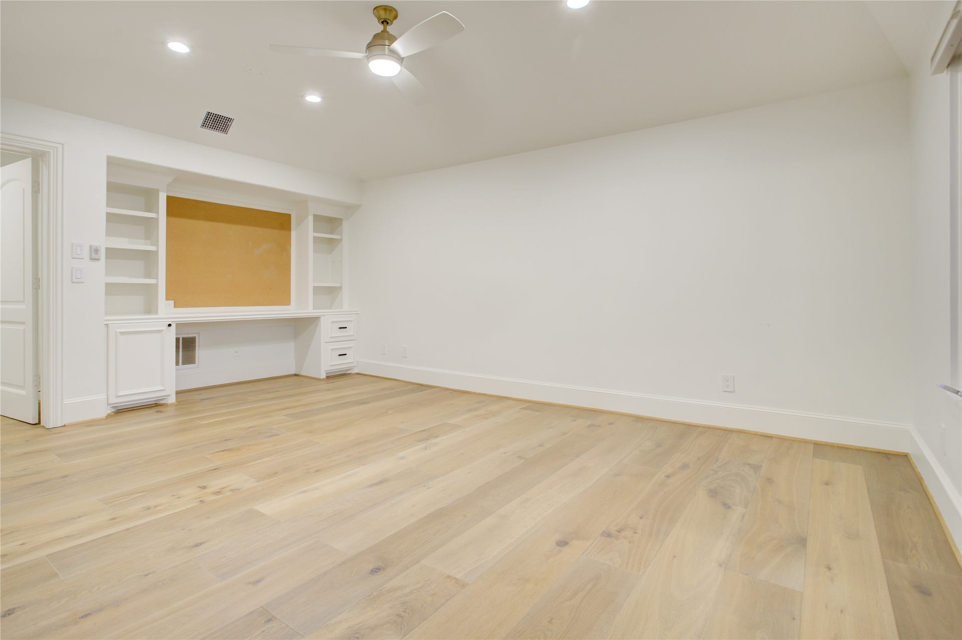 2215 North Boulevard, Houston, TX 77098 A versatile fifth bedroom on its own level, complete with vaulted ceilings and a built-in desk for work or study.