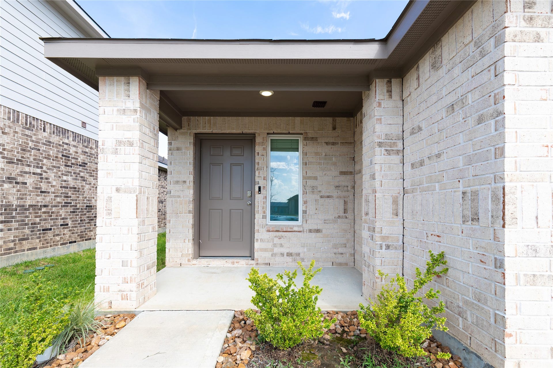 24330 Saddlestone Green Drive, Spring, TX 77373 Please come inside!