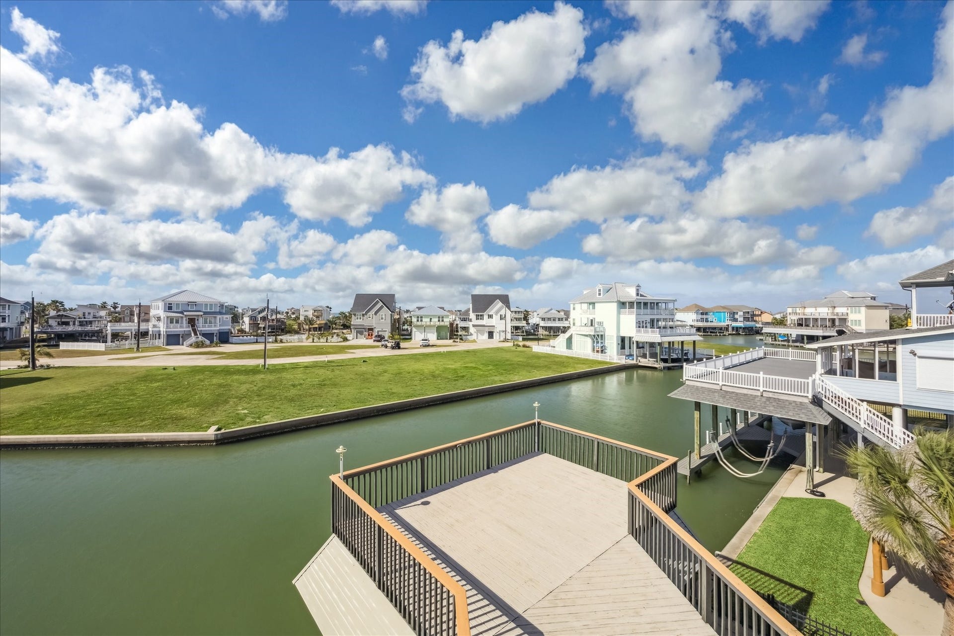519 Westerly Drive, Tiki Island, TX 77554 A serene and picturesque setting.