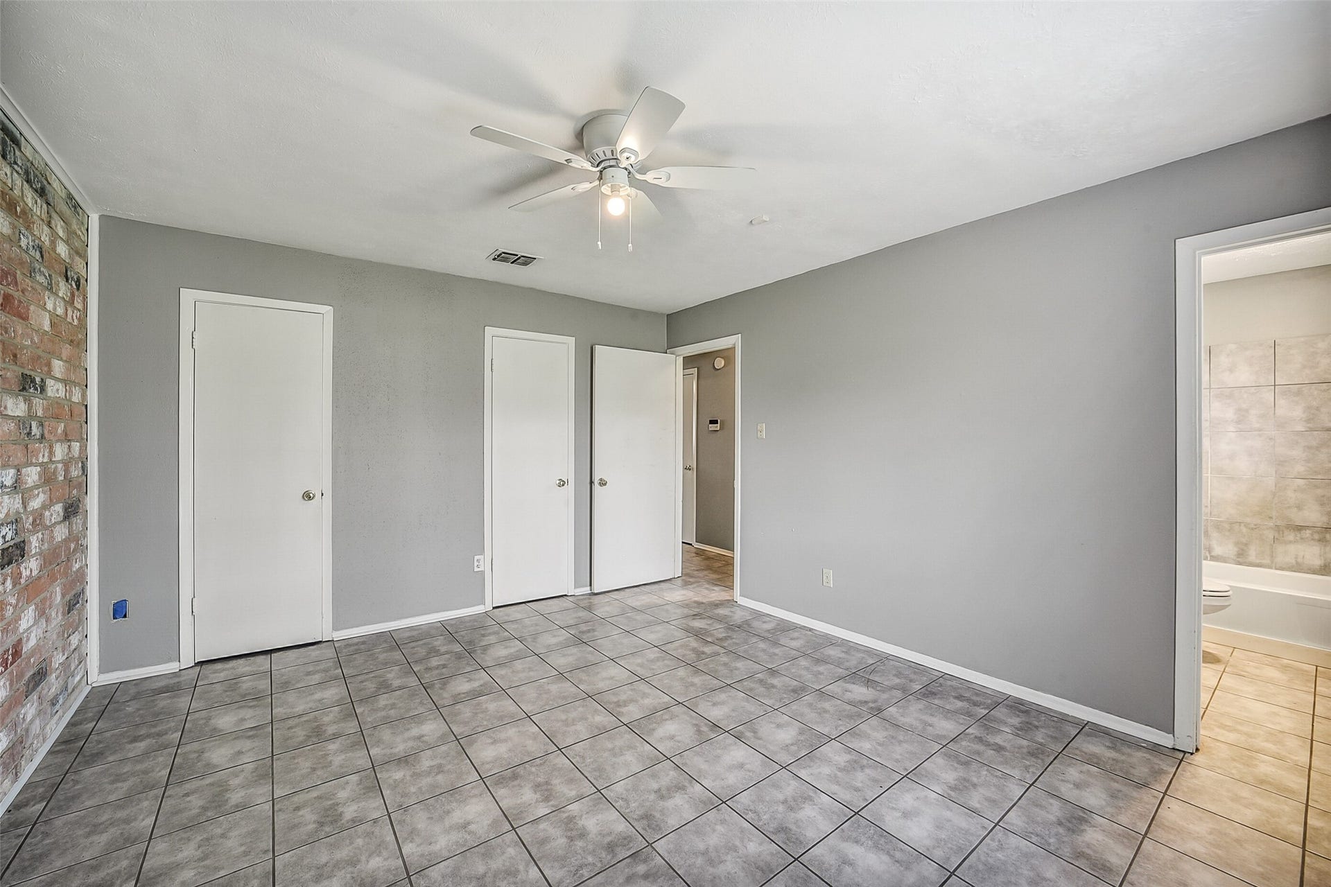 7265 Chasewood Drive, Houston, TX 77489 A second view of the generous primary suite highlights the versatile layout with ample space for a king-size bedroom set, easy access to the ensuite bath, and two separate closets for exceptional everyday storage and organization.