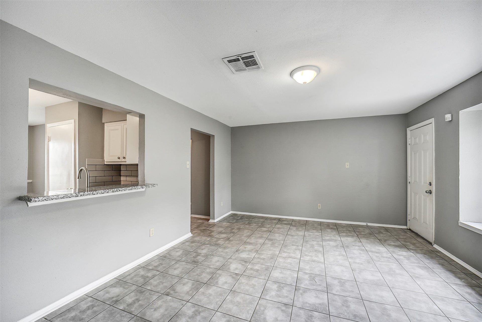 7265 Chasewood Drive, Houston, TX 77489 Enjoy an open-concept layout that seamlessly connects the family room to the kitchen through a convenient breakfast bar. Expansive wall space offers flexibility for furniture placement, while neutral paint and tile flooring provide a clean, timeless backdrop.