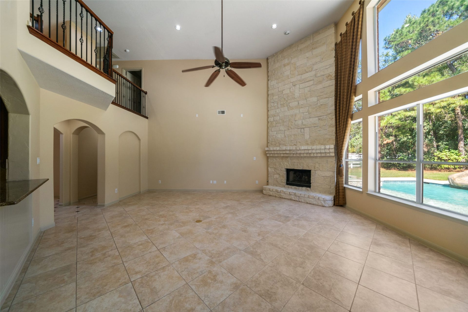 12210 Hallowed Oaks, Magnolia, TX 77354 Living Room