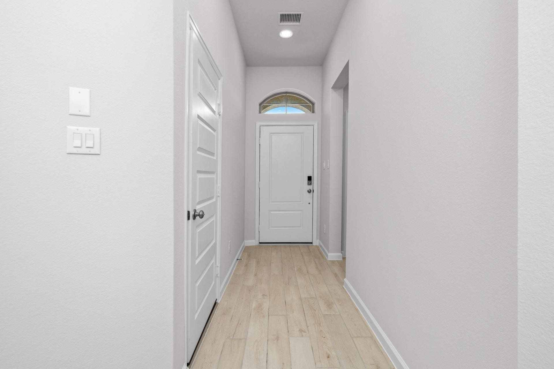 16955 Chapel Knox Drive, Humble, TX 77346 Clean, bright entry hallway leading into the home's open living spaces.