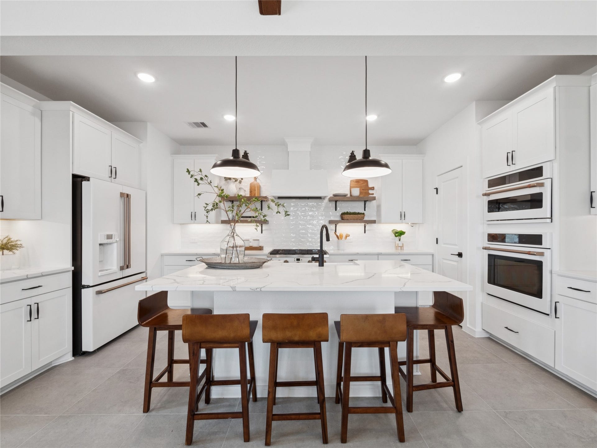 3081 Poplar Bluff Road, Magnolia, TX 77363 Gourmet island kitchen (*Photo not of actual home and used for illustration purposes only. Colors/finishes may differ from the ones currently selected in the home.)