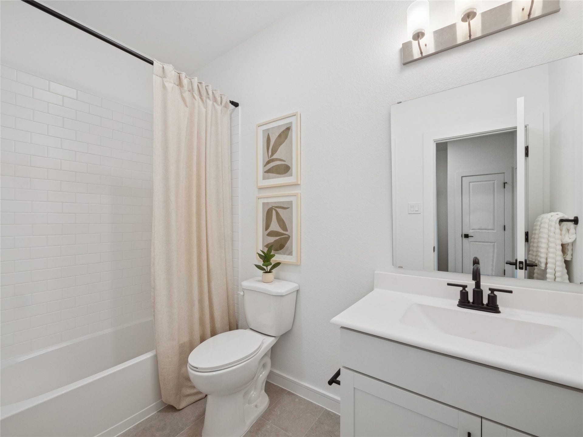 3081 Poplar Bluff Road, Magnolia, TX 77363 Hall bath (*Photo not of actual home and used for illustration purposes only.)