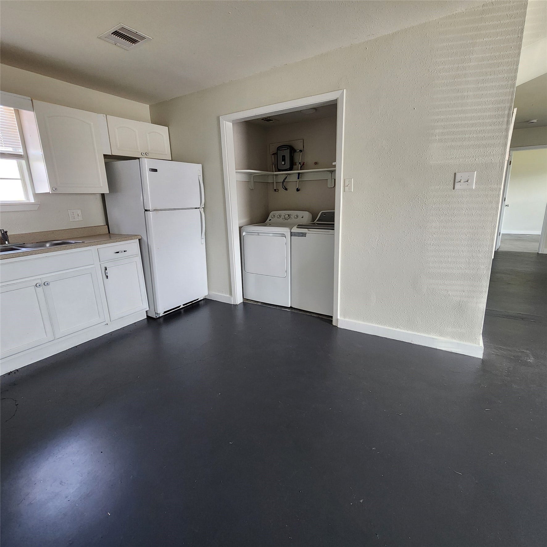4710 Pelican Street, #1, Hitchcock, TX 77563 WASHER AND DRYER INCLUDED. TANKLESS WATER HEATER!