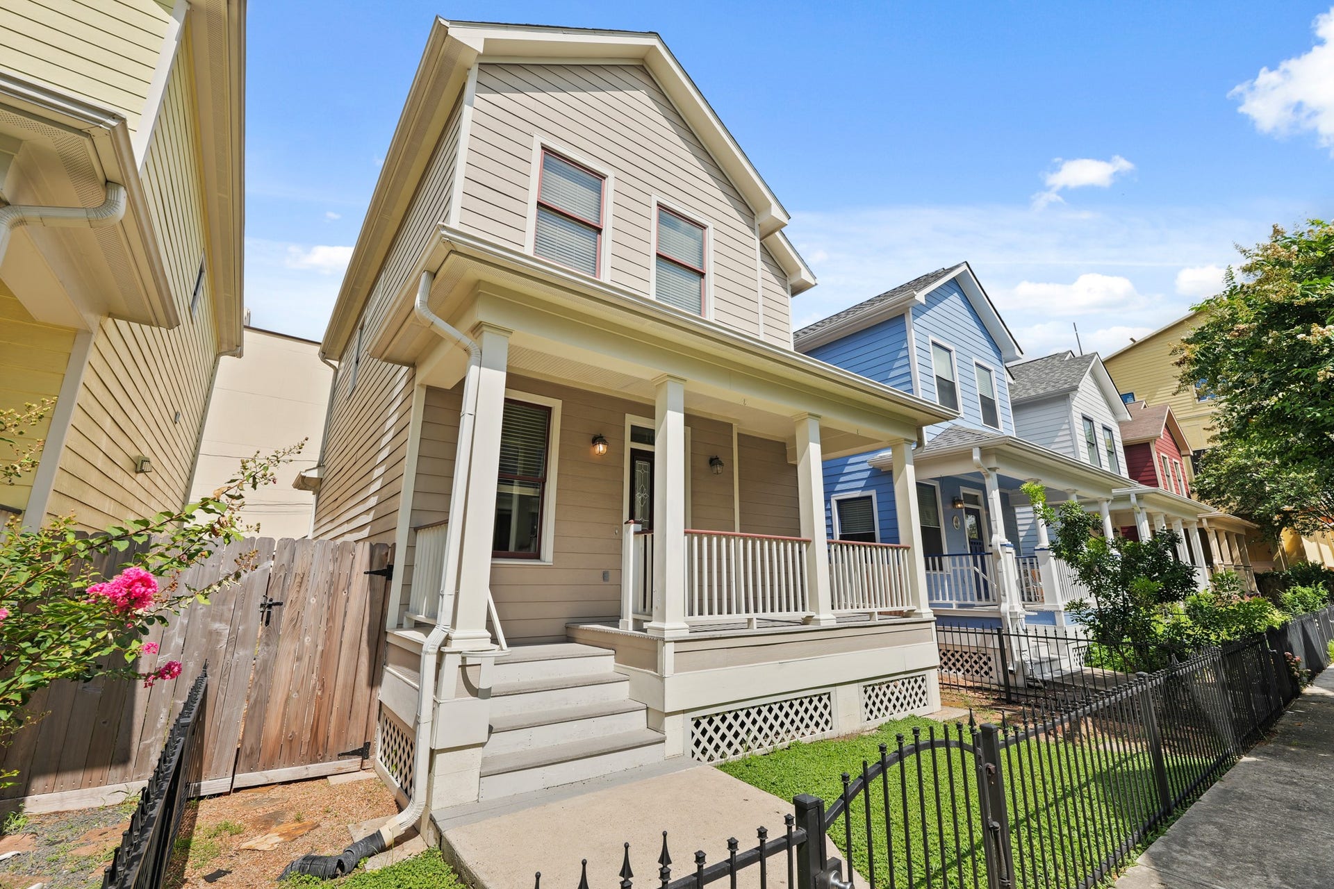 1053 W 16th Street, Houston, TX 77008 1053 W 16th Street, Houston, TX 77008