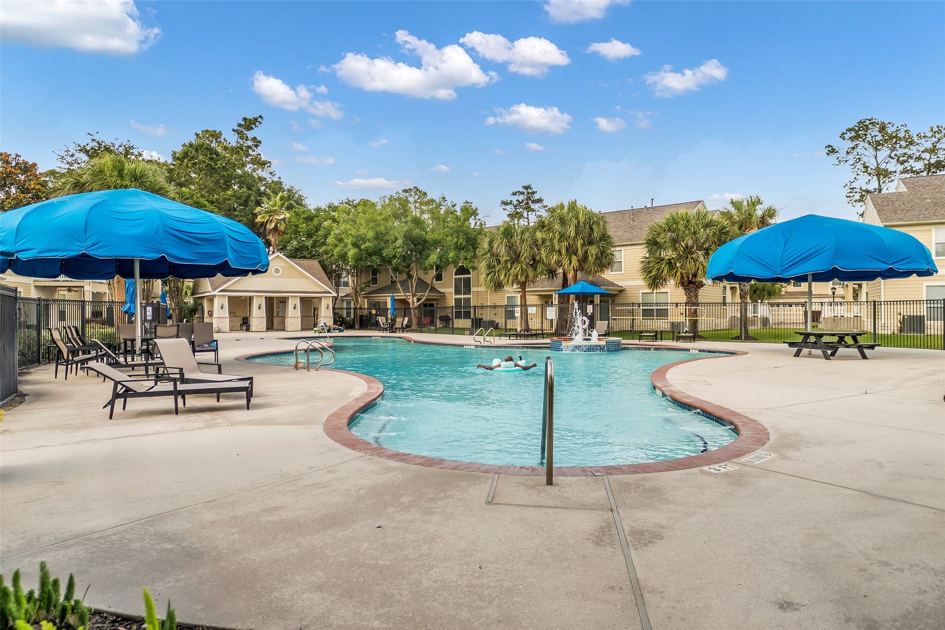 13600 Breton Ridge Street, #20A, Houston, TX 77070 Resort style swimming pool