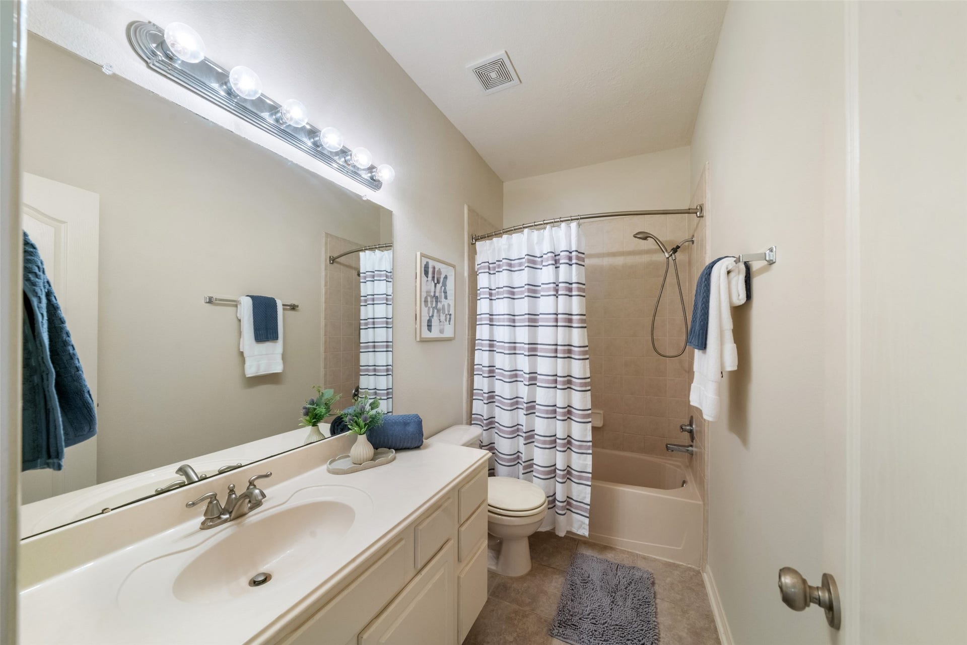 Full four-piece bathroom on the second floor.