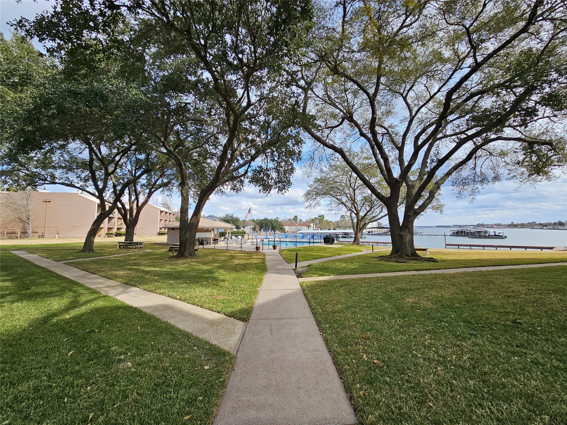 15575 Marina Drive, #323A, Conroe, TX 77356 The grounds are truly impressive from the mature trees to the sidewalks leading to the water's edge.
