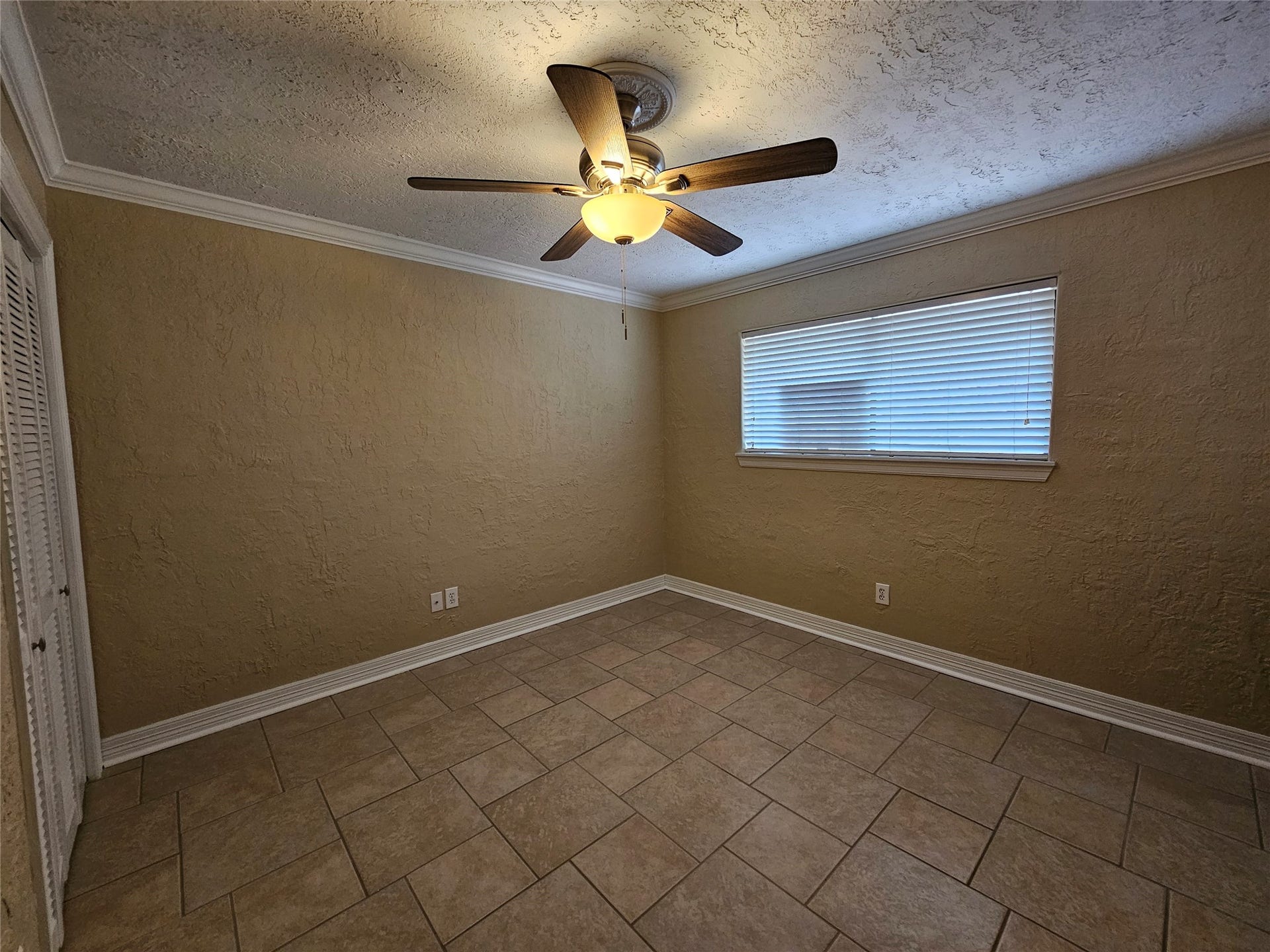 15575 Marina Drive, #323A, Conroe, TX 77356 Guest bedroom with closet.