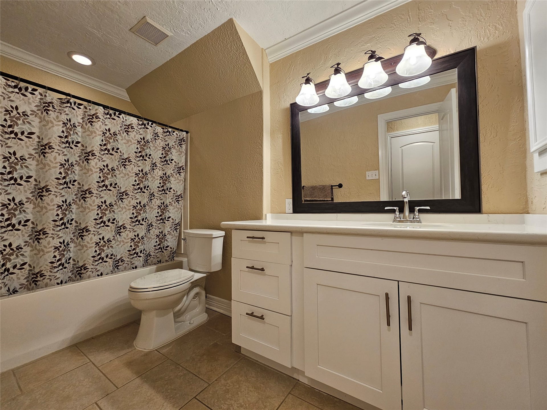 15575 Marina Drive, #323A, Conroe, TX 77356 Guest bathroom with tub/shower combo.