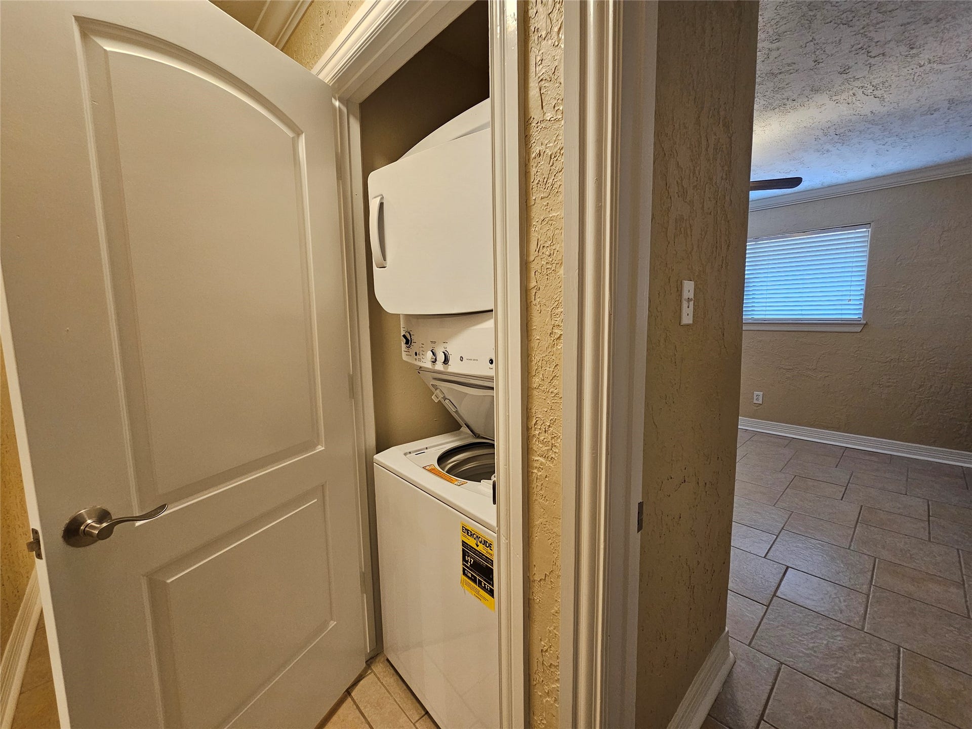15575 Marina Drive, #323A, Conroe, TX 77356 The stackable washer and dryer are located in the hallway.