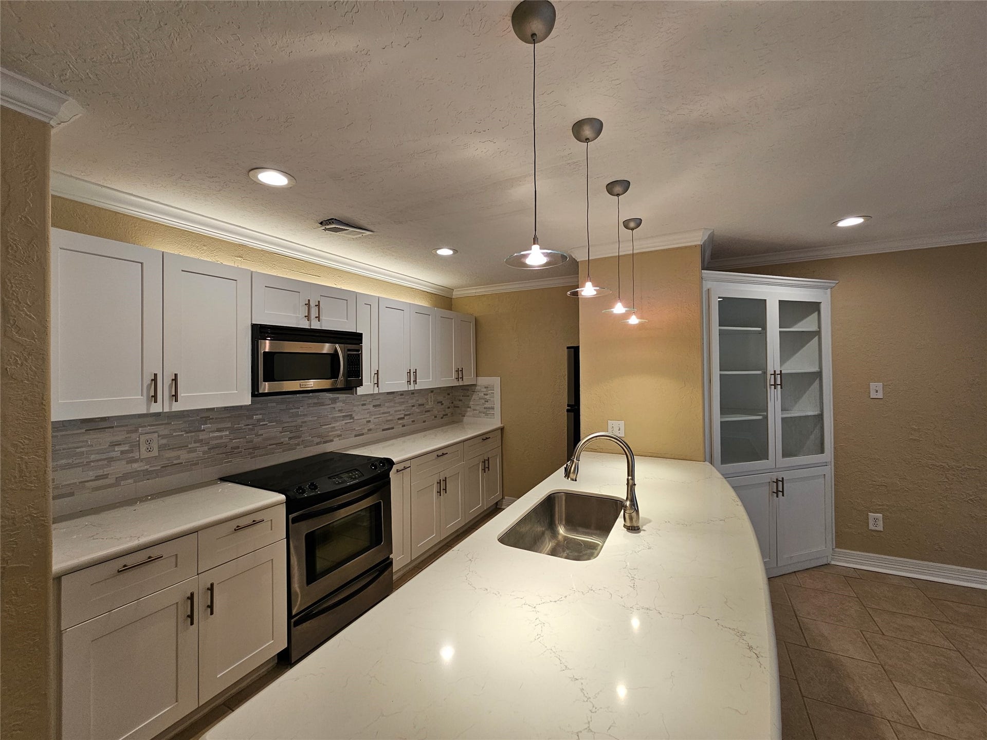 15575 Marina Drive, #323A, Conroe, TX 77356 Expansive countertop with breakfast bar.