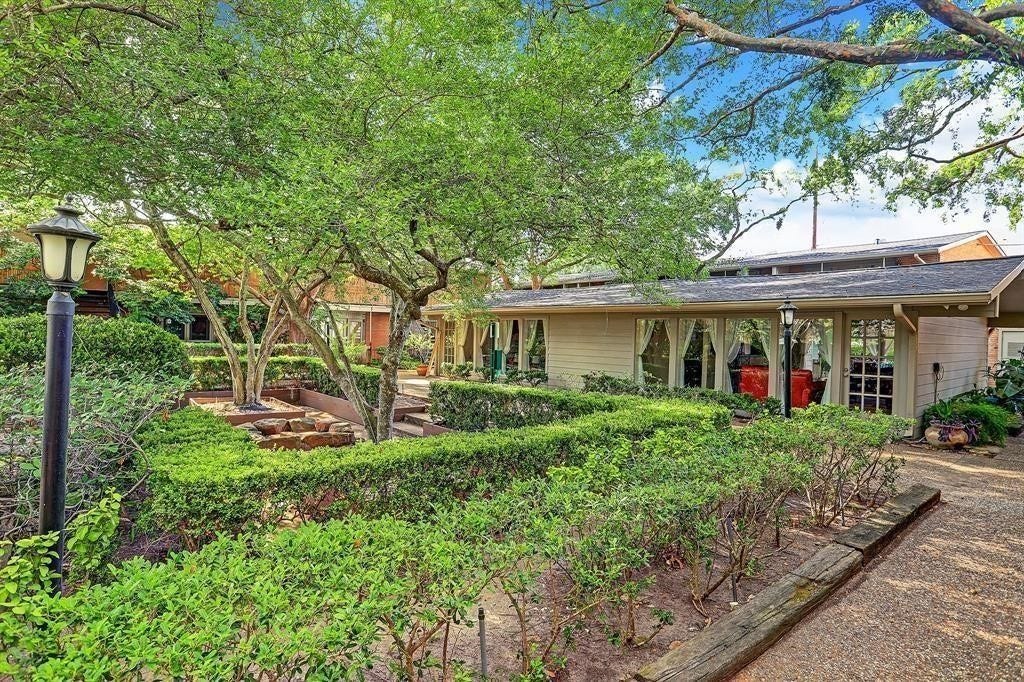 3928 W Alabama Street, #11, Houston, TX 77027 Courtyard