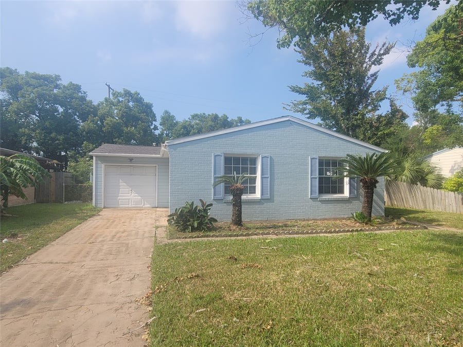 Property photo for 114 Dolphin Avenue, Galveston, TX