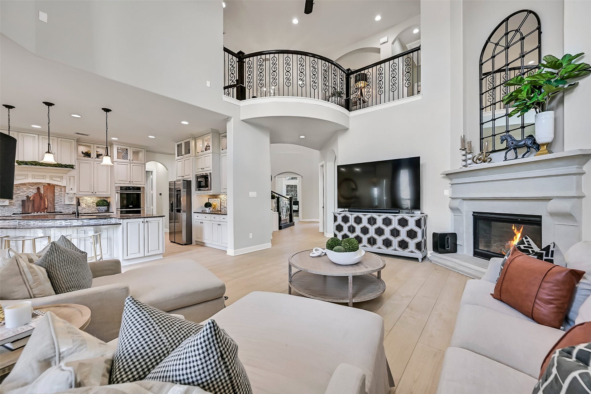 2204 Stillhouse Hollow Lane, Friendswood, TX 77546 The open-concept design creates exceptional sightlines from the family room to the kitchen and second-floor overlook, making the home feel even more spacious. Soaring ceilings, luxury vinyl plank flooring, and elegant architectural details tie these gathering spaces together beautifully.