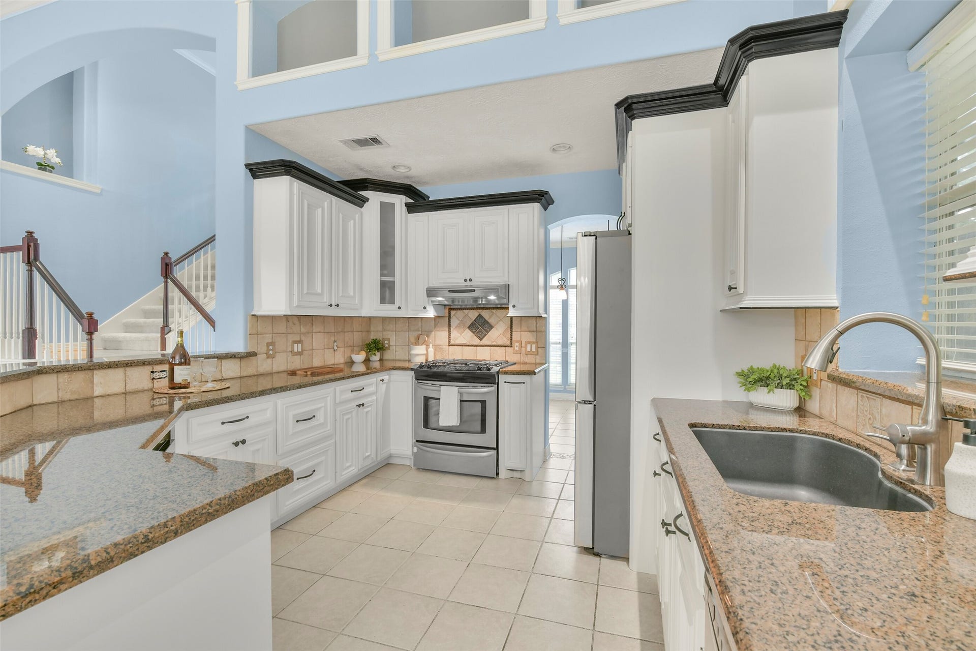 11003 Pinewood Court, La Porte, TX 77571 Plently of counter space