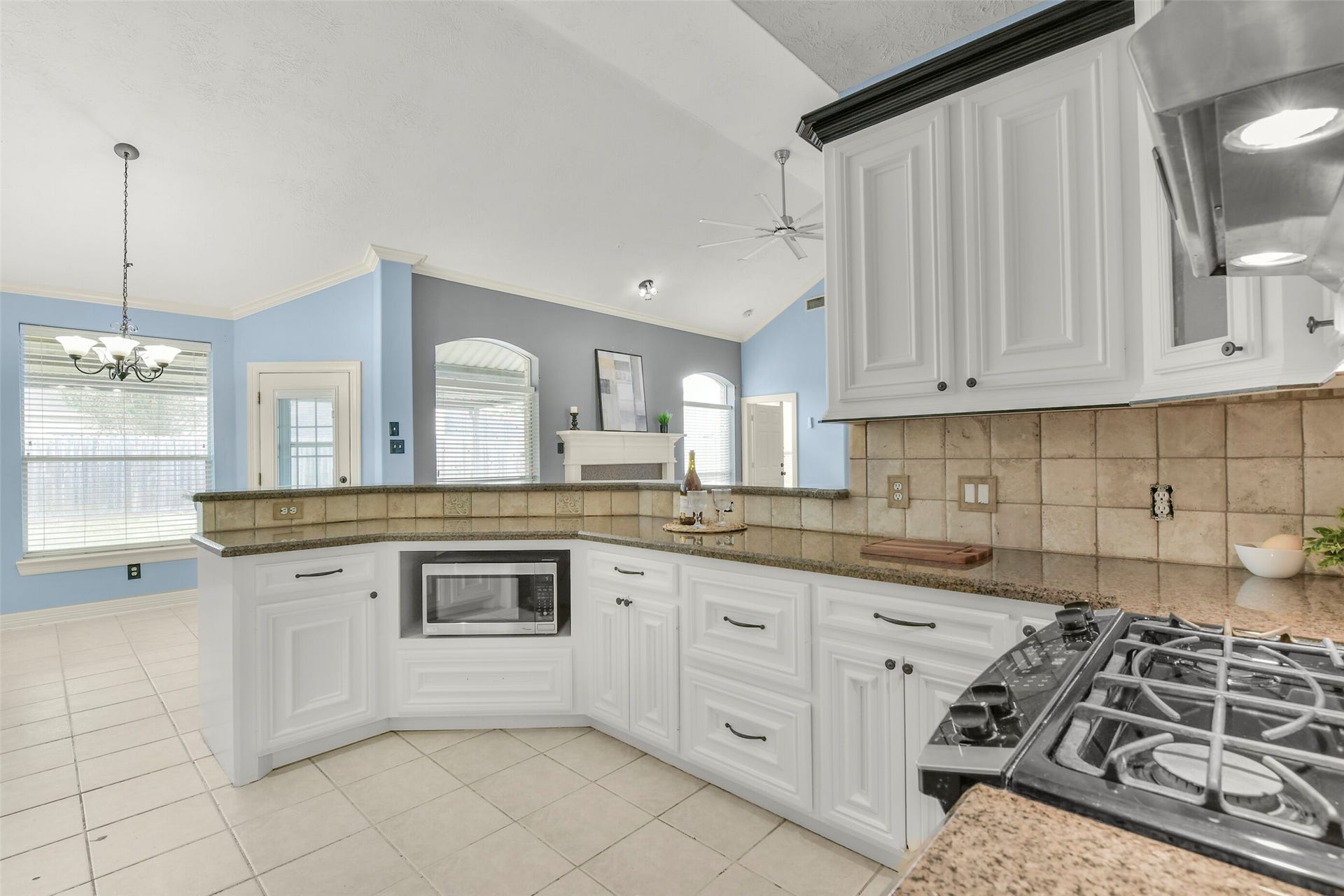 11003 Pinewood Court, La Porte, TX 77571 Gas Range in large kitchen