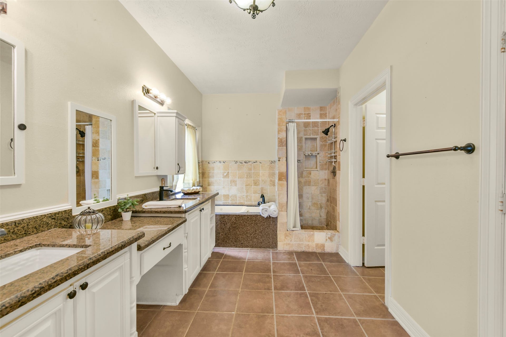 11003 Pinewood Court, La Porte, TX 77571 Primary Bath