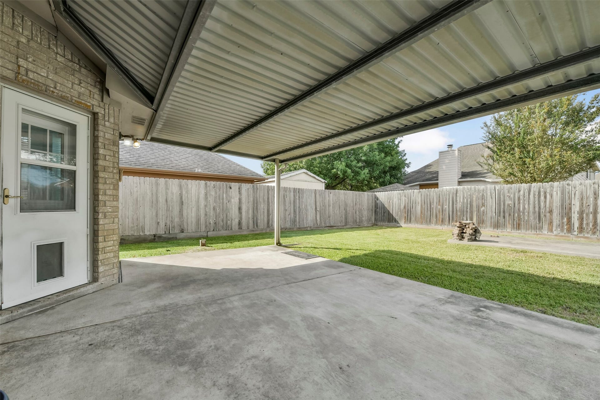 11003 Pinewood Court, La Porte, TX 77571 Covered back patio