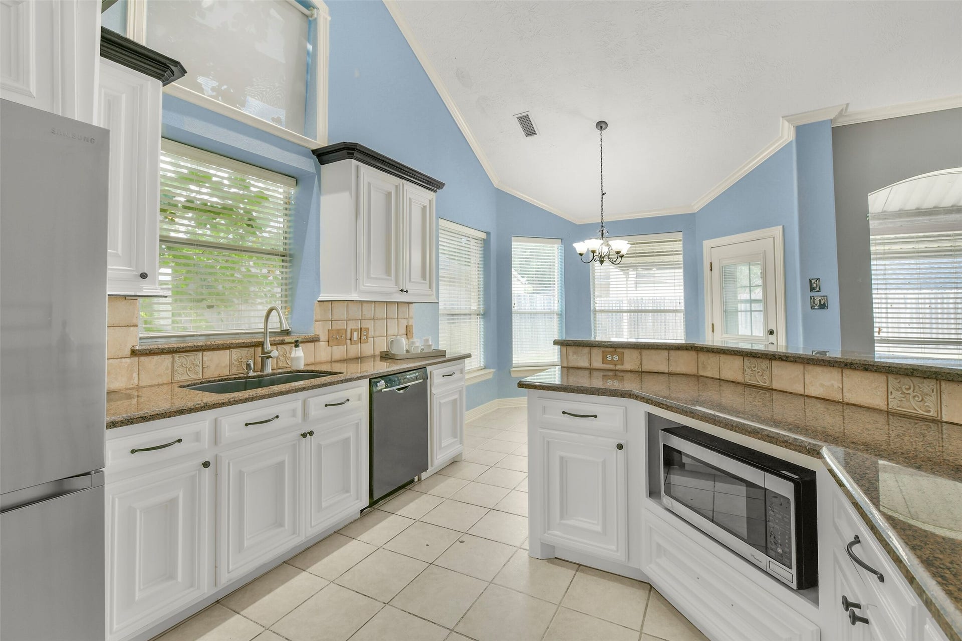 11003 Pinewood Court, La Porte, TX 77571 Large Kitchen