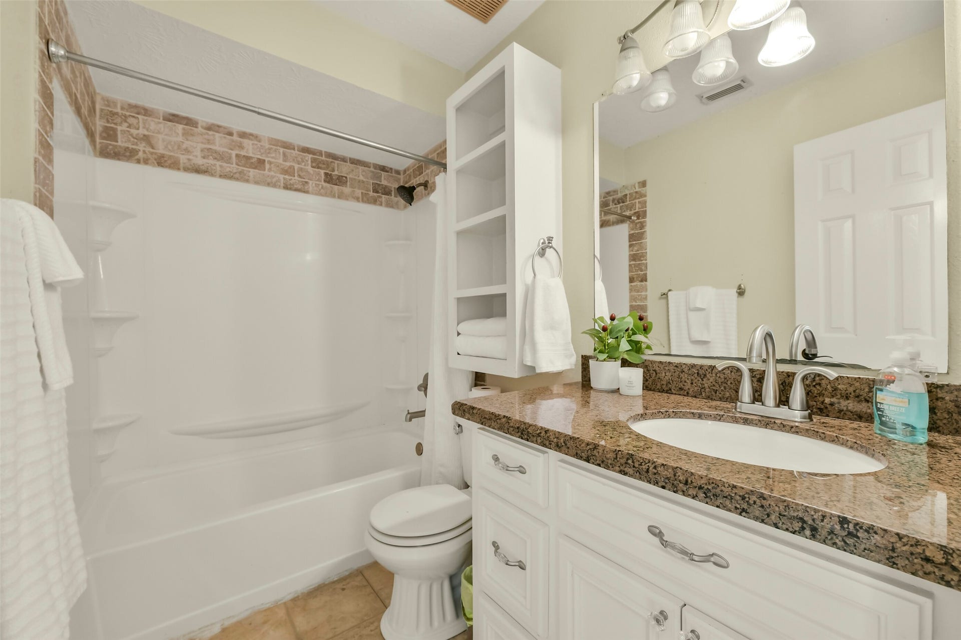 11003 Pinewood Court, La Porte, TX 77571 Upstairs Bathroom