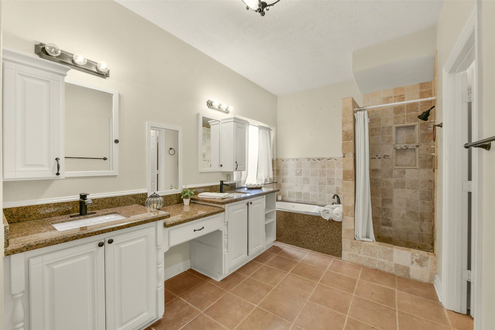 11003 Pinewood Court, La Porte, TX 77571 Large Primary Bath